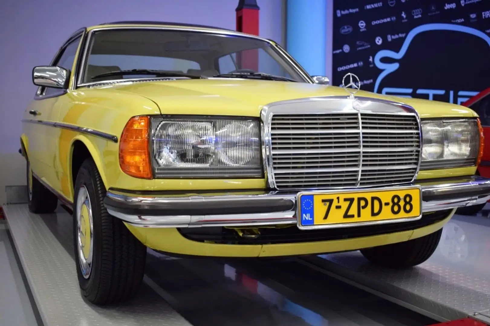 Mercedes-Benz 230 Coupe C123 Yellow - 1