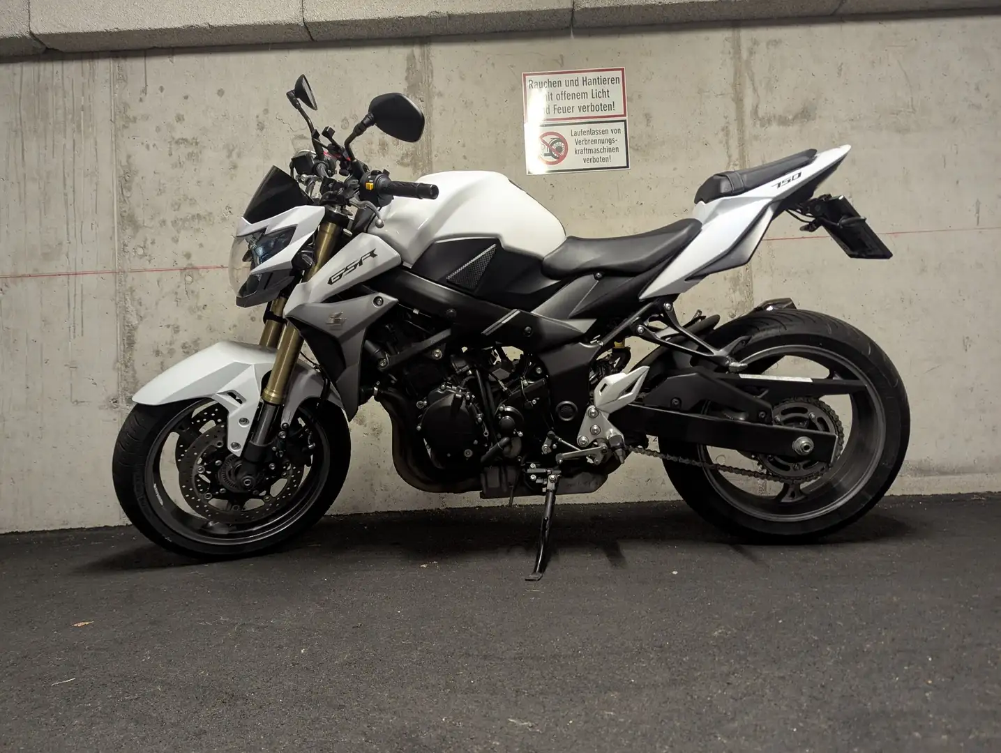 Suzuki GSR 750 Bílá - 1