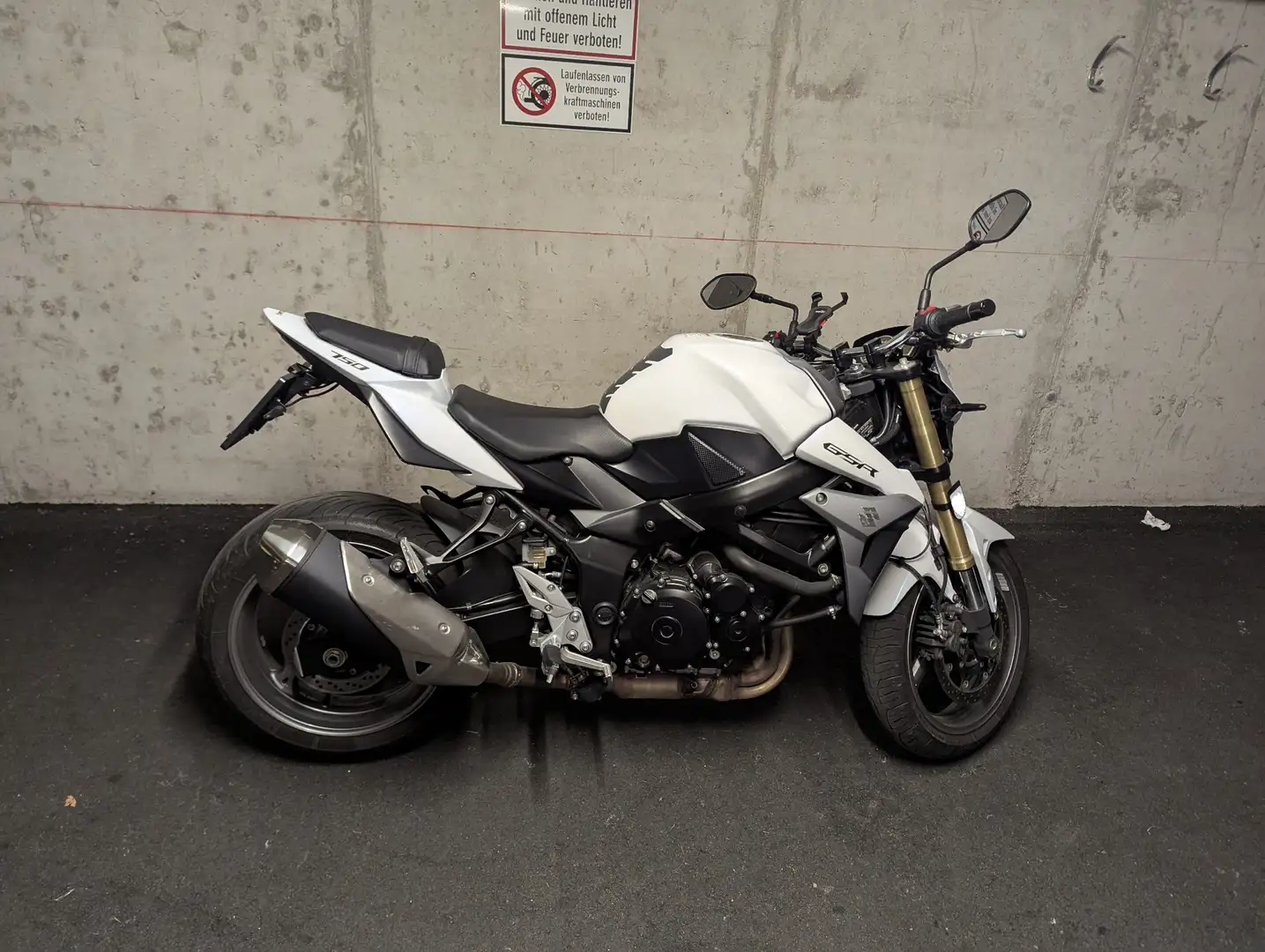 Suzuki GSR 750 Bílá - 2