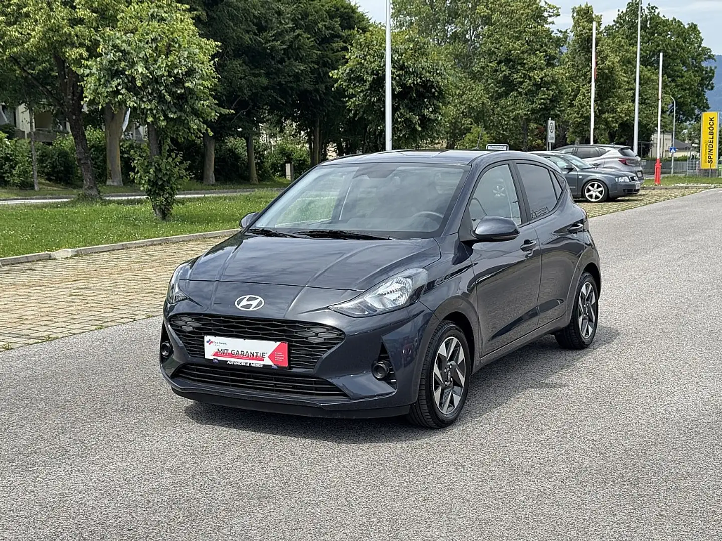 Hyundai i10 1,0 Style PDC Kamera Navi Grau - 1