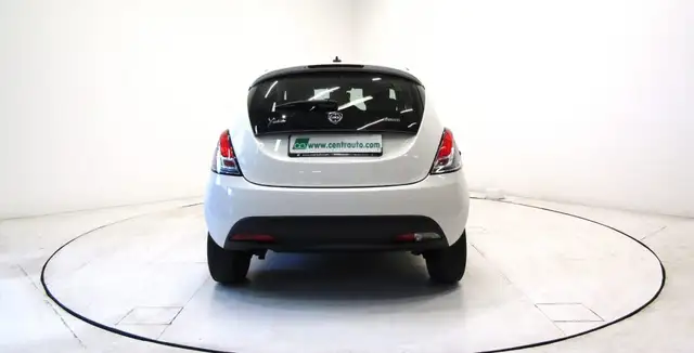 Lancia Ypsilon view 4