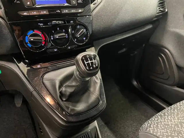Lancia Ypsilon view 8