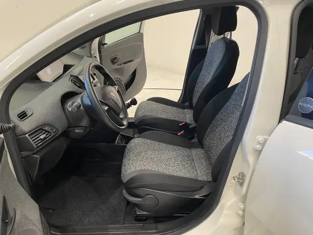 Lancia Ypsilon view 6