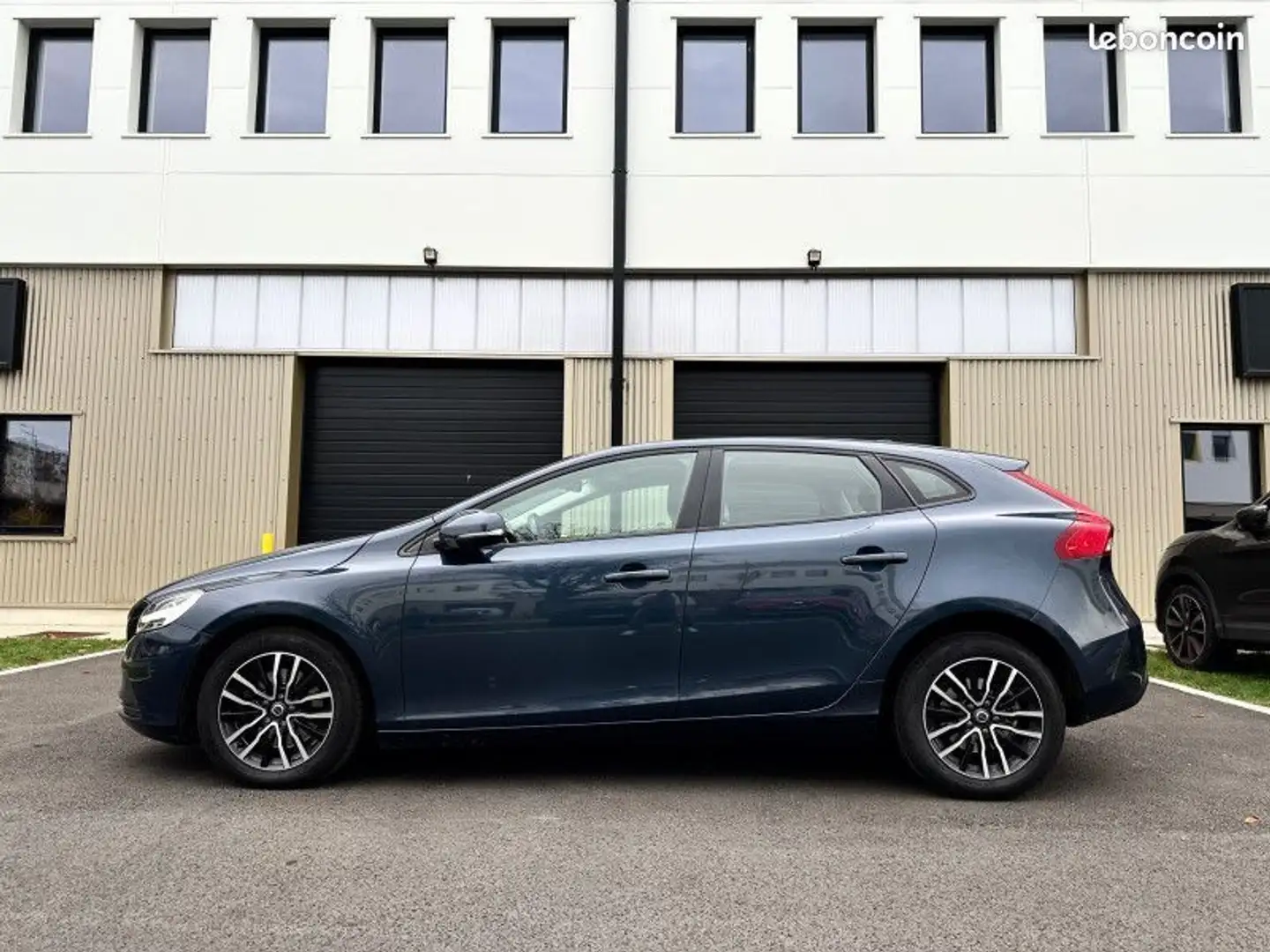 Volvo V40 2,0L T2 122CH MOMENTUM GRATUITE Blau - 2