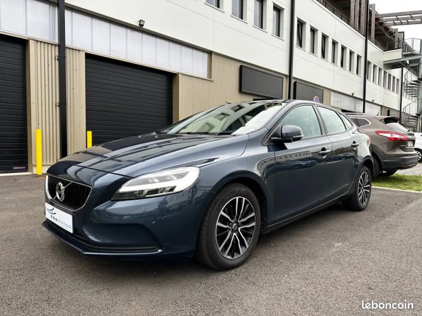 Volvo V40 2,0L T2 122CH MOMENTUM GRATUITE Blau - 1