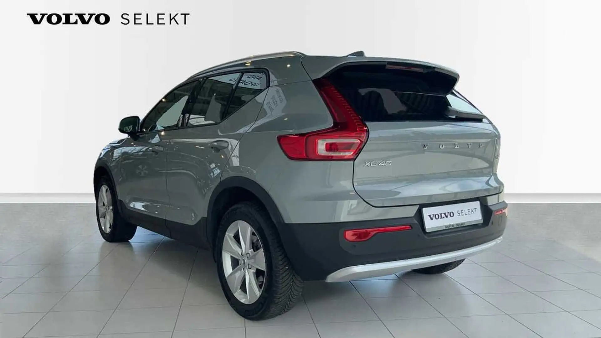 Volvo XC40 Core, B3 Mild hybrid, Benzine + Driver Awareness + Grijs - 2