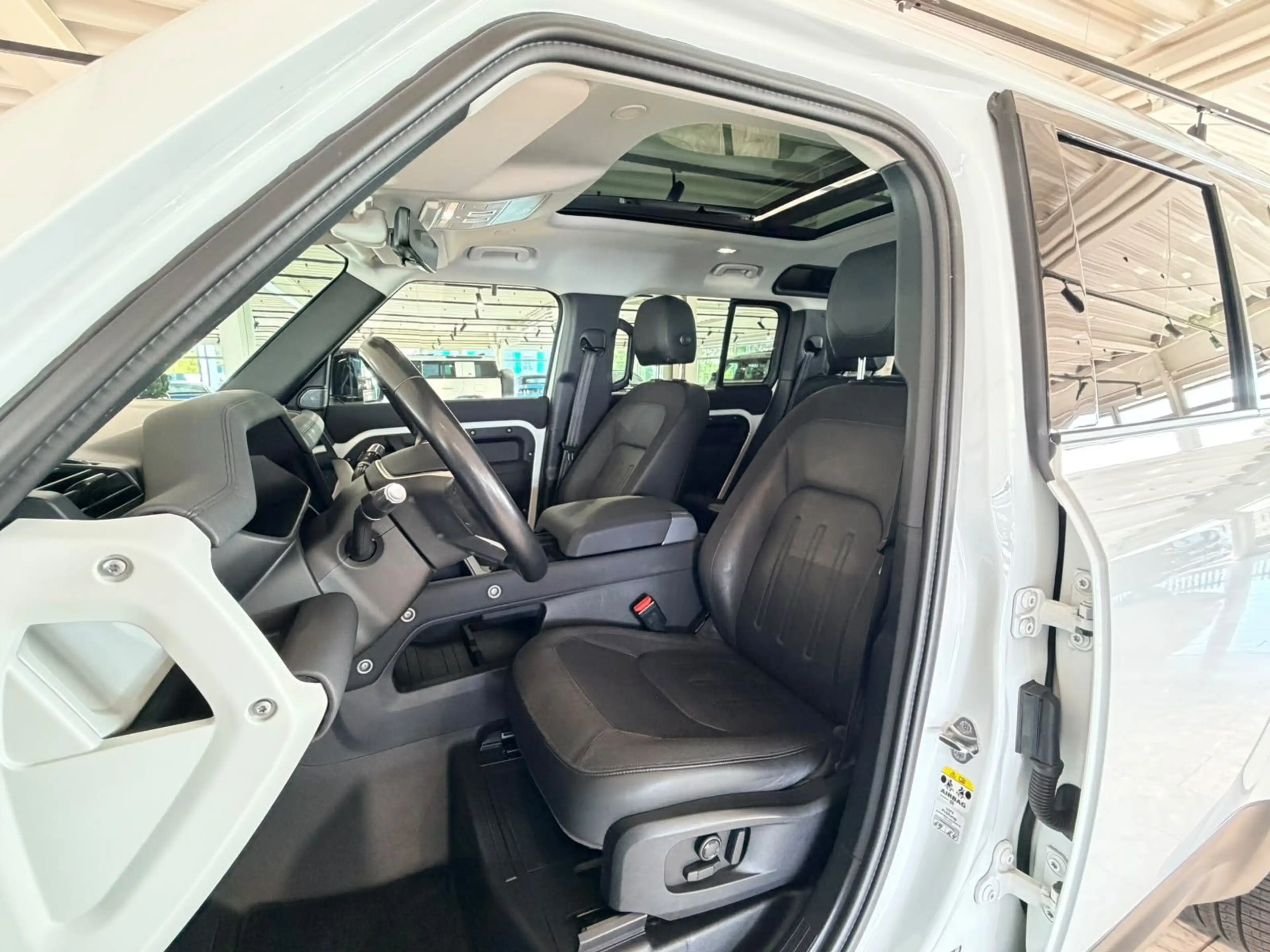 Land Rover Defender 110 SE*PANO*VIRTUAL*DESIGN-PKT-BLACK*20 — photo 15