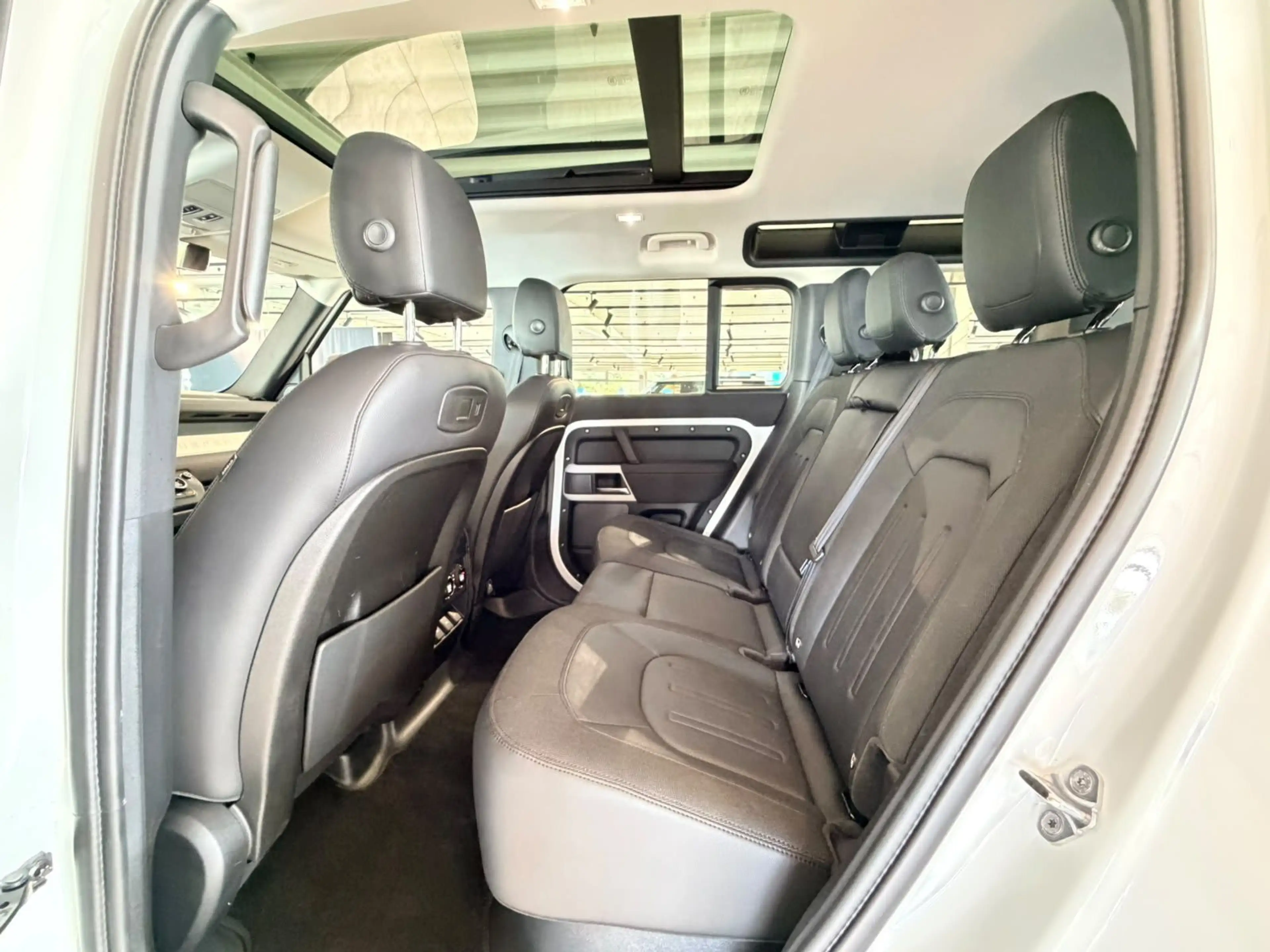 Land Rover Defender 110 SE*PANO*VIRTUAL*DESIGN-PKT-BLACK*20 — photo 14