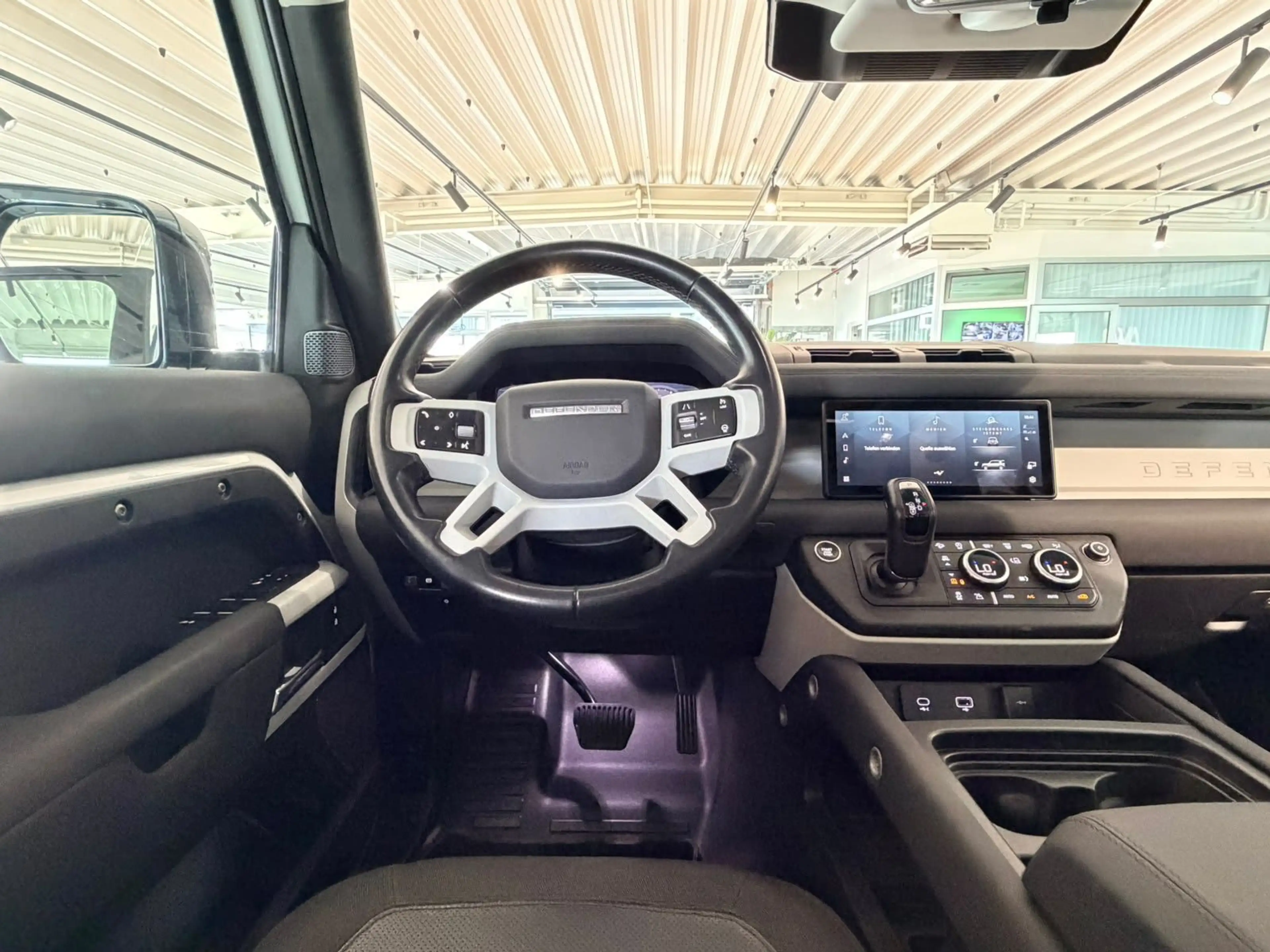Land Rover Defender 110 SE*PANO*VIRTUAL*DESIGN-PKT-BLACK*20 — photo 11