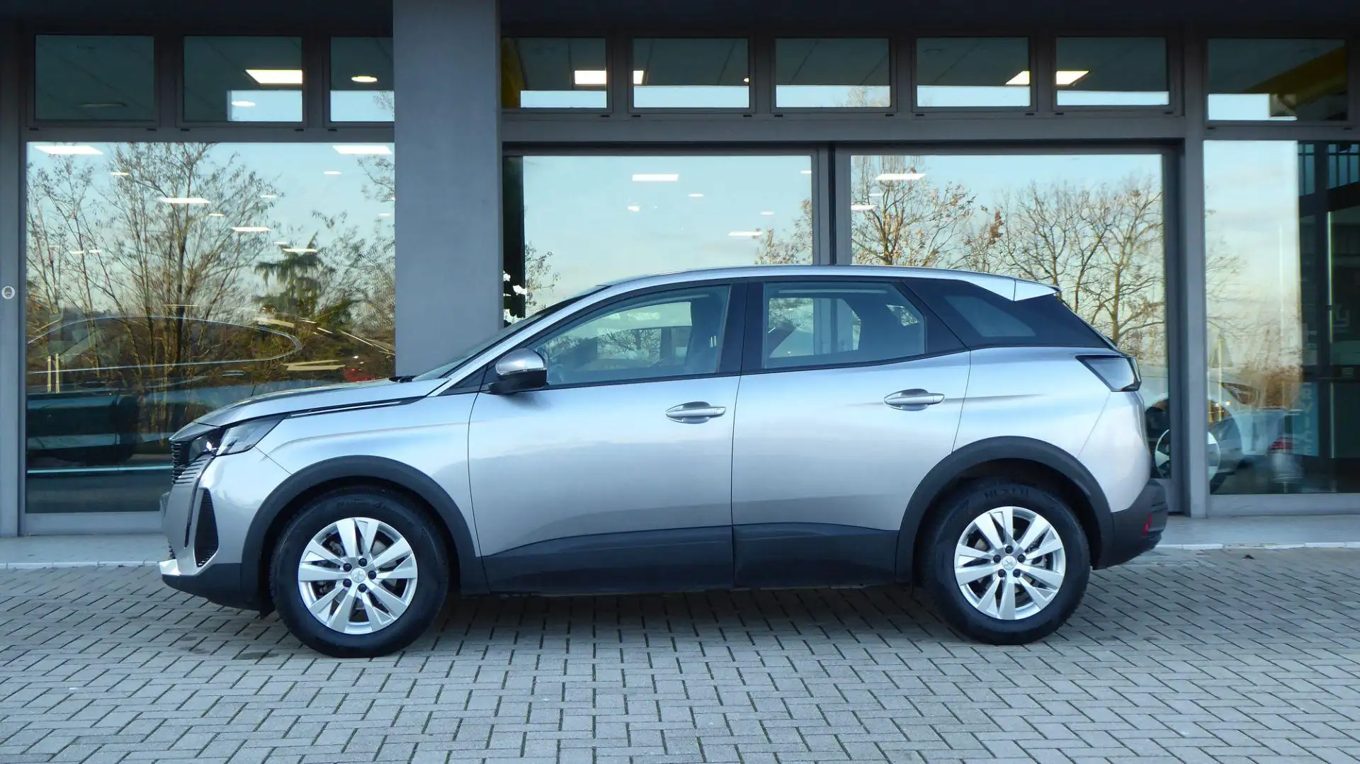 Peugeot 3008 BlueHDi 130 S&S EAT8 Active Pack Grau - 2