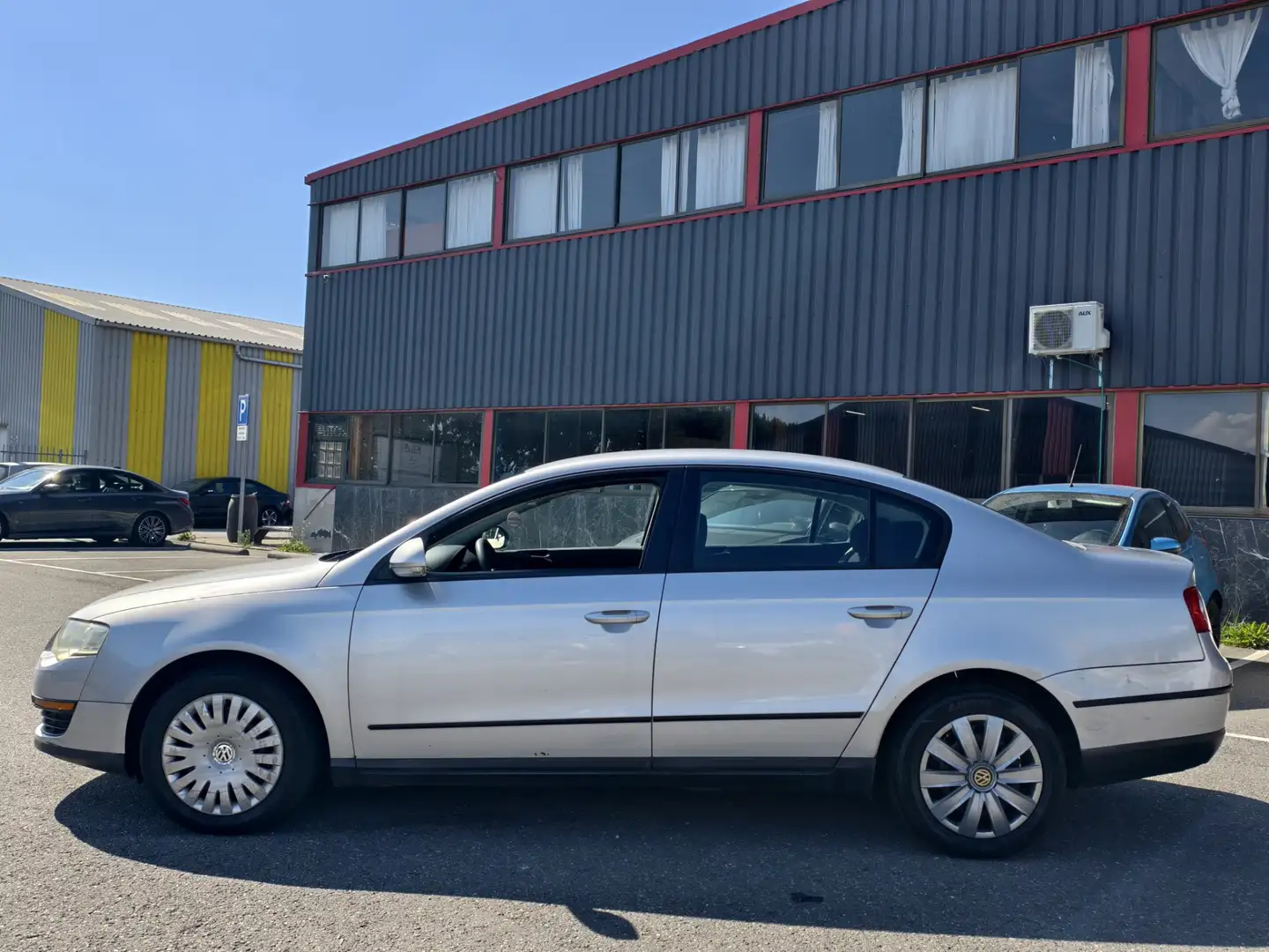 Volkswagen Passat 1.6 FSI Trendline / NAP / AIRCO / OHB / Grijs - 2