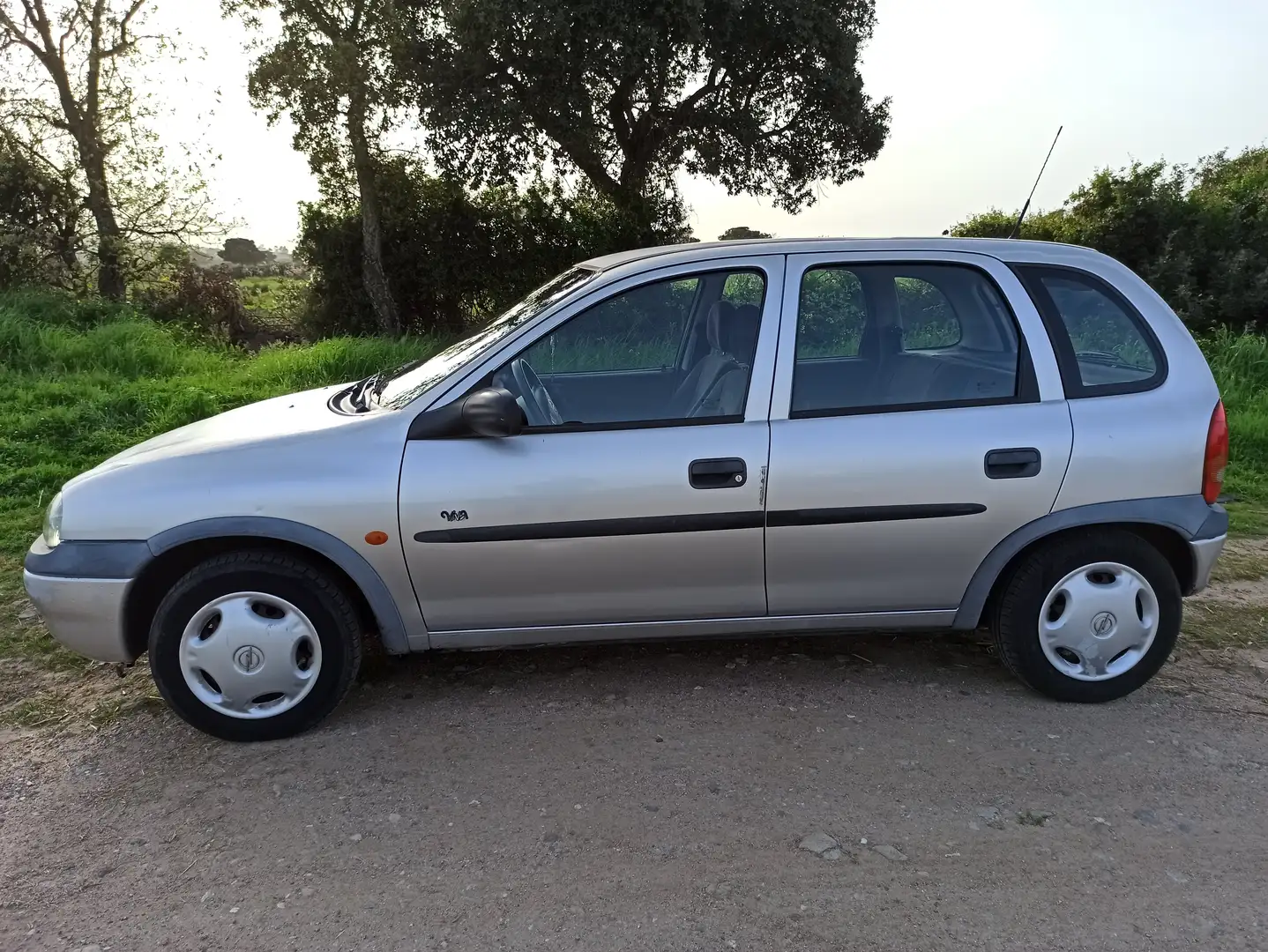 Opel Corsa Corsa 5p 1.0 12v Viva c/airbag 55cv Stříbrná - 1