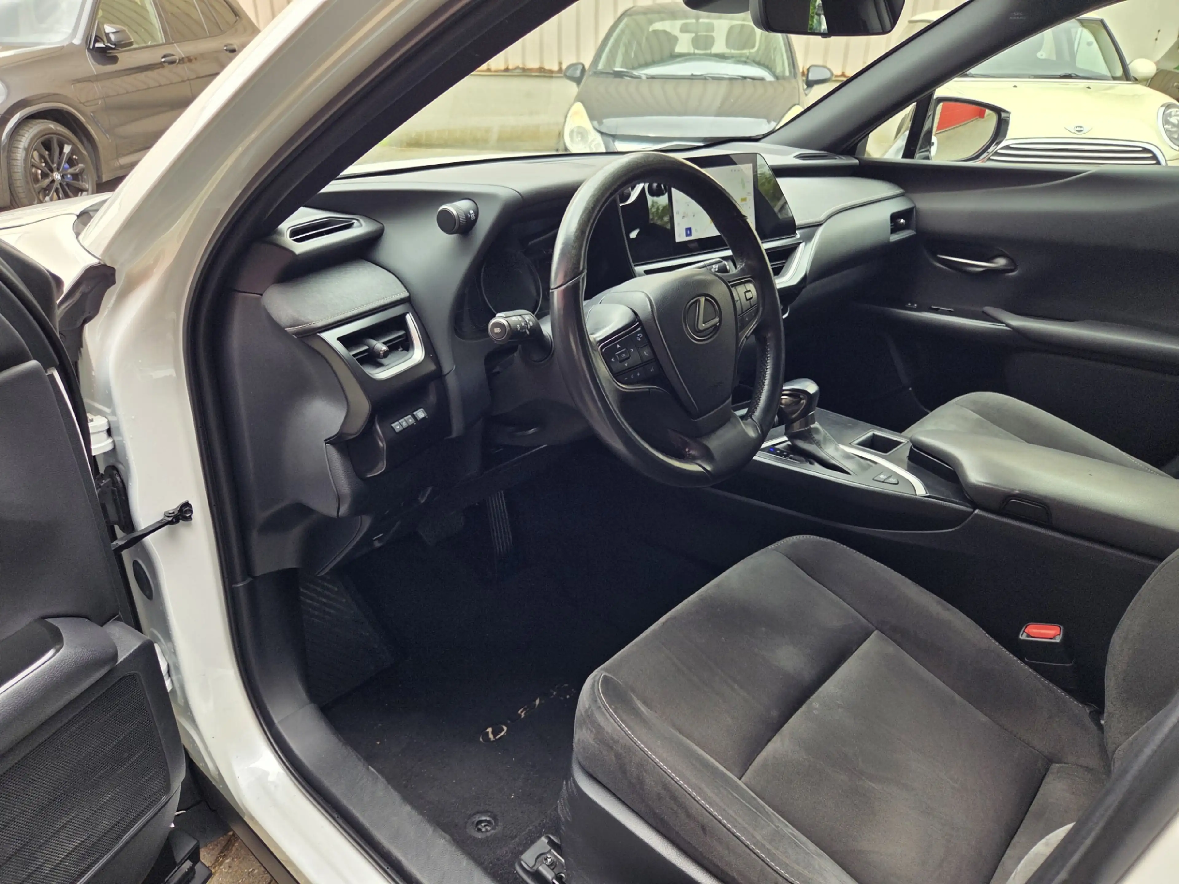 Lexus UX 250h Business Automaat/ Cruise control/ Navigatie/ Acht — photo 12