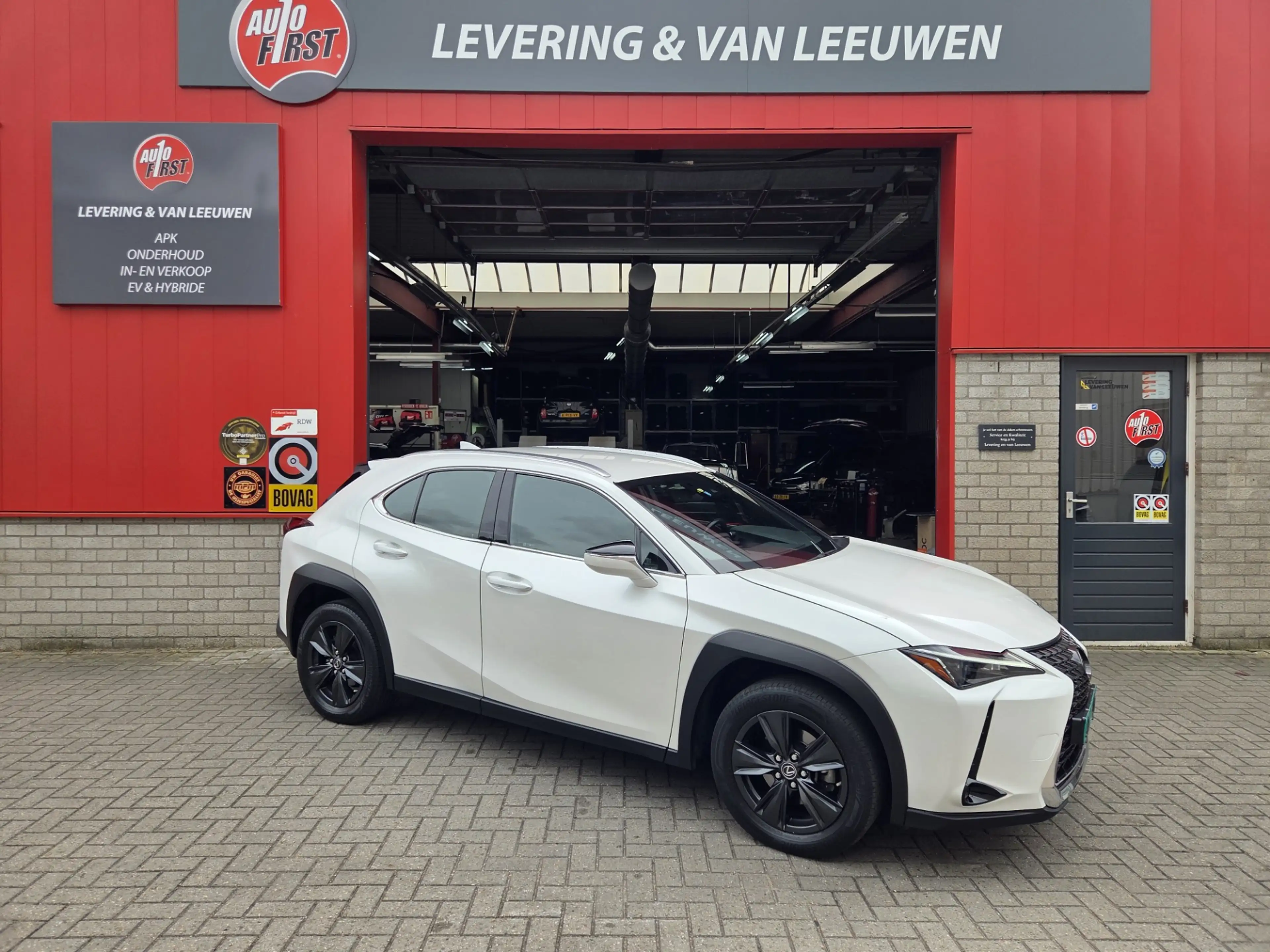 Lexus UX 250h Business Automaat/ Cruise control/ Navigatie/ Acht — photo 4
