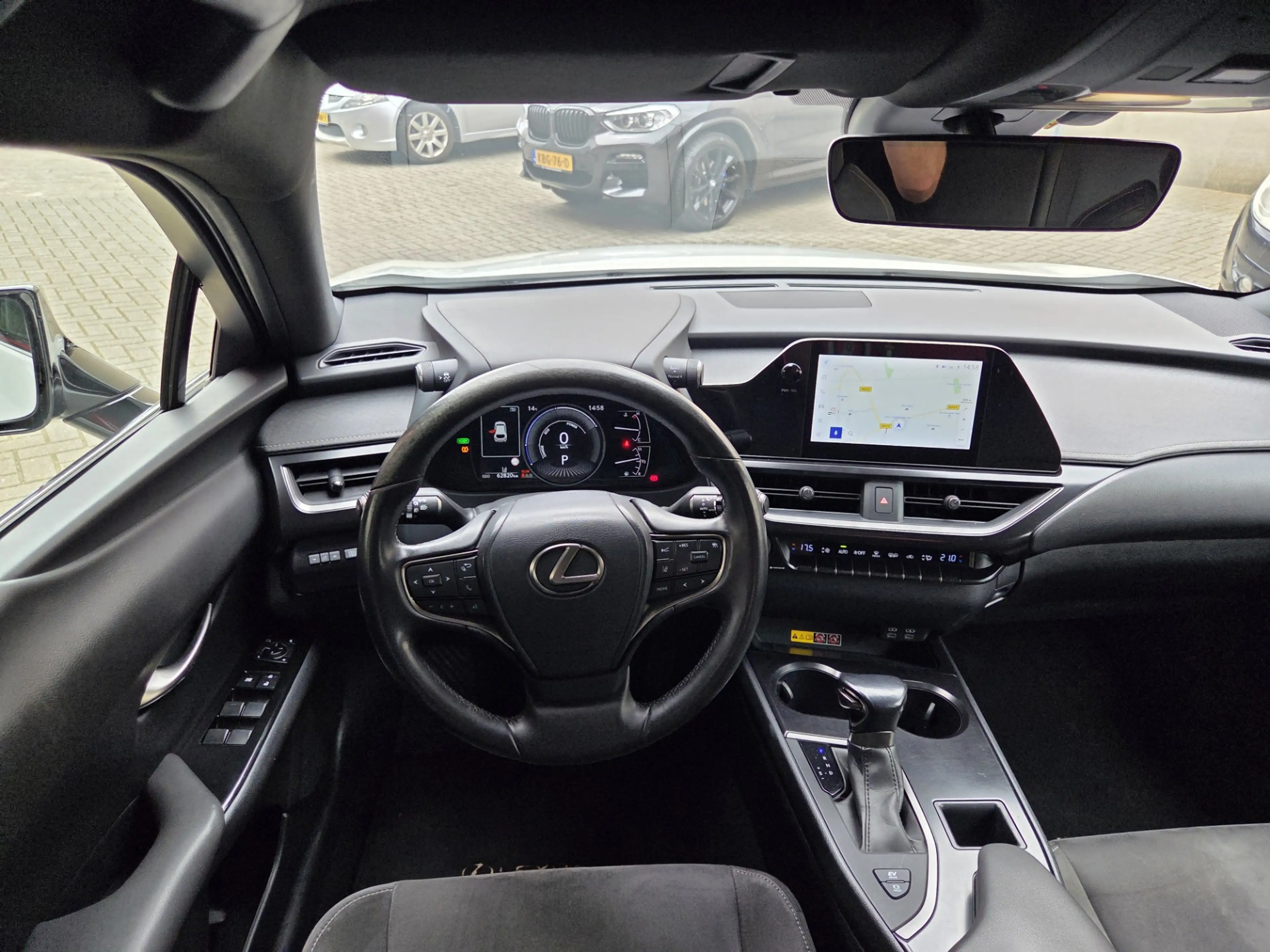 Lexus UX 250h Business Automaat/ Cruise control/ Navigatie/ Acht — photo 10