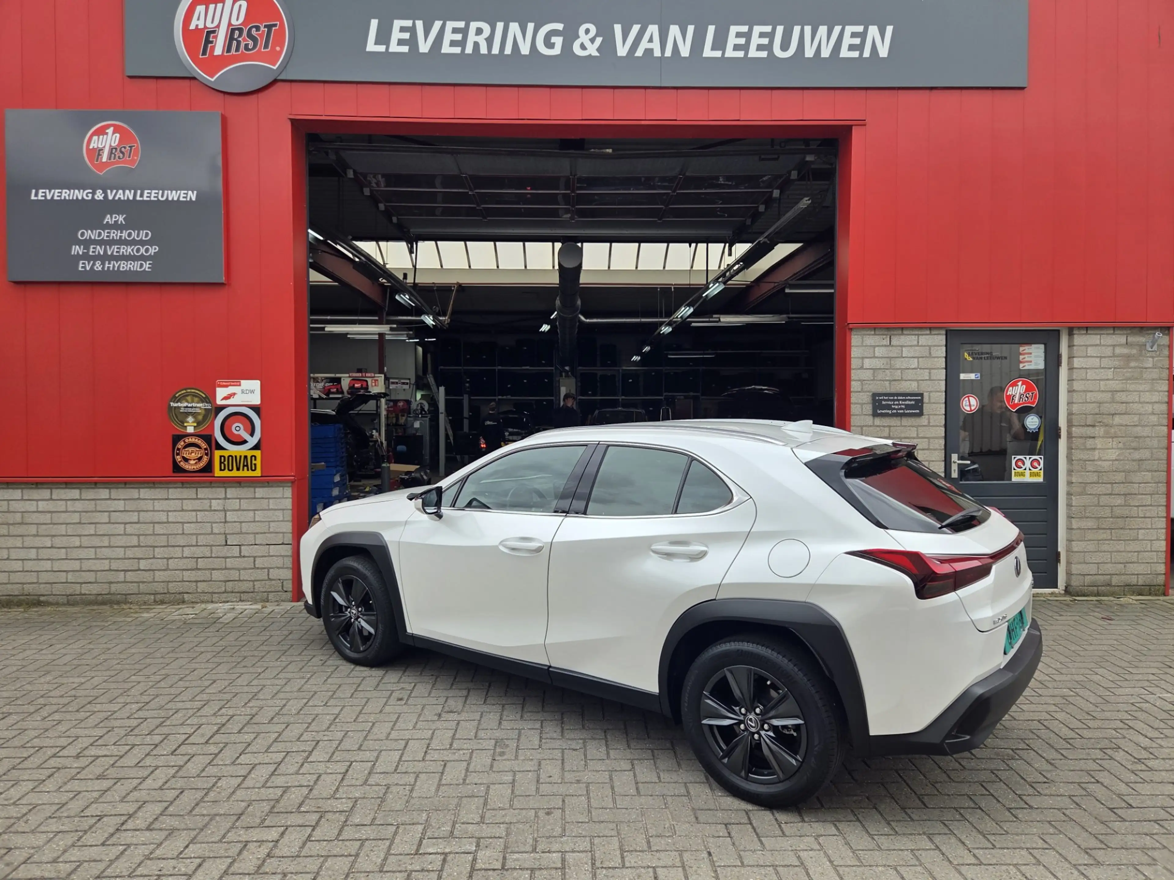 Lexus UX 250h Business Automaat/ Cruise control/ Navigatie/ Acht — photo 2