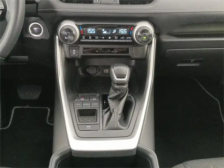Toyota RAV4 2024, foto 19