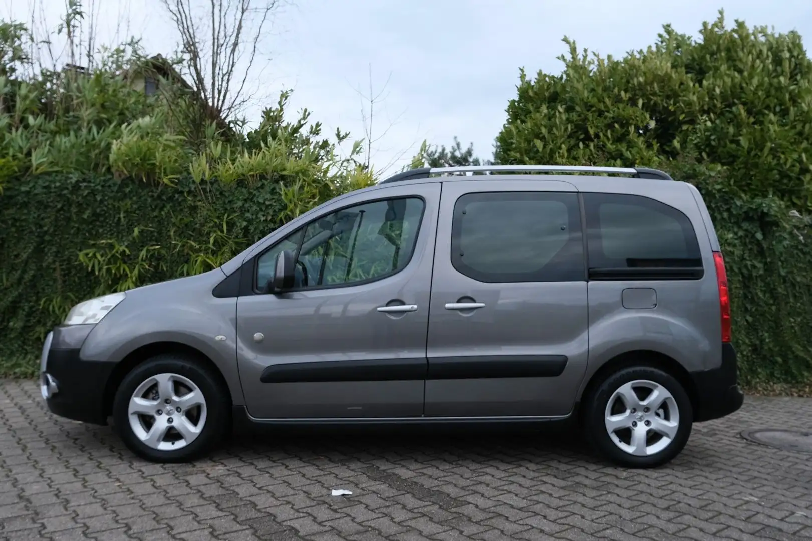 Peugeot Partner Tepee 1.6 Outdoor PDC 5 Sitzer Klima AHK Grau - 2