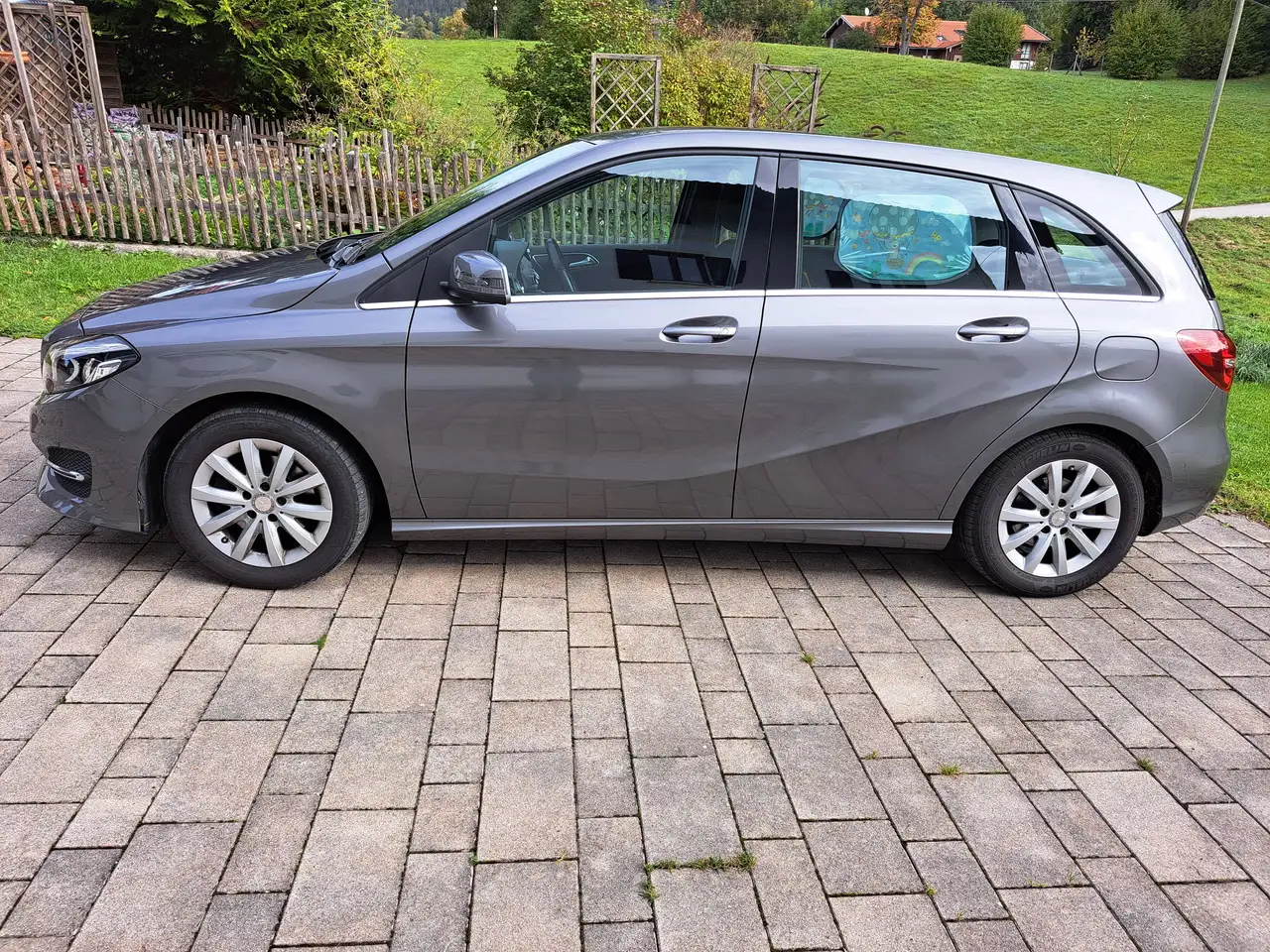Mercedes-Benz B 180
