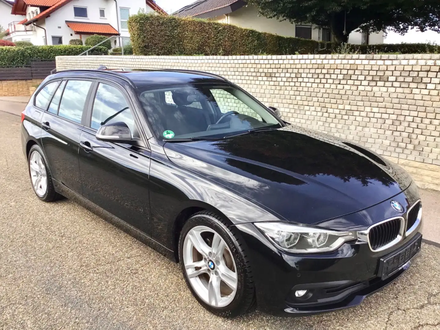 BMW 318 d Touring Aut. LED/NAVI/PDC/SHZ/18 Zoll M-Felgen! Noir - 1