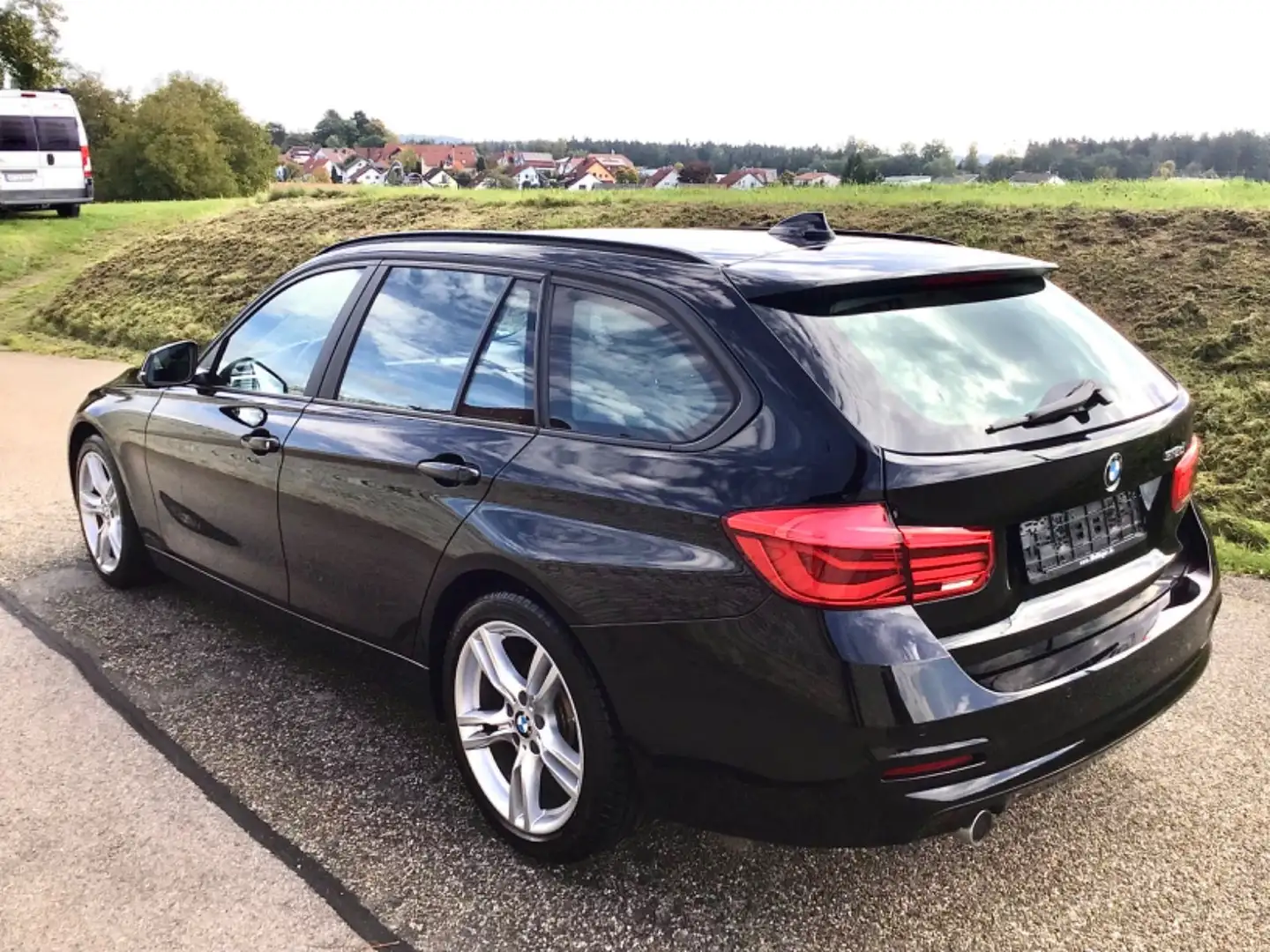 BMW 318 d Touring Aut. LED/NAVI/PDC/SHZ/18 Zoll M-Felgen! Noir - 2