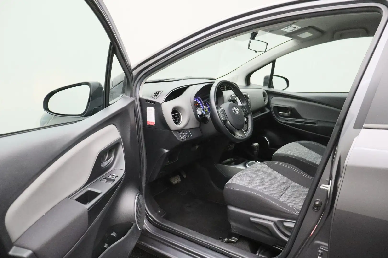 Toyota Yaris 1.5 Hybrid Aspiration 2015 Climate control | Camer Grau - 2