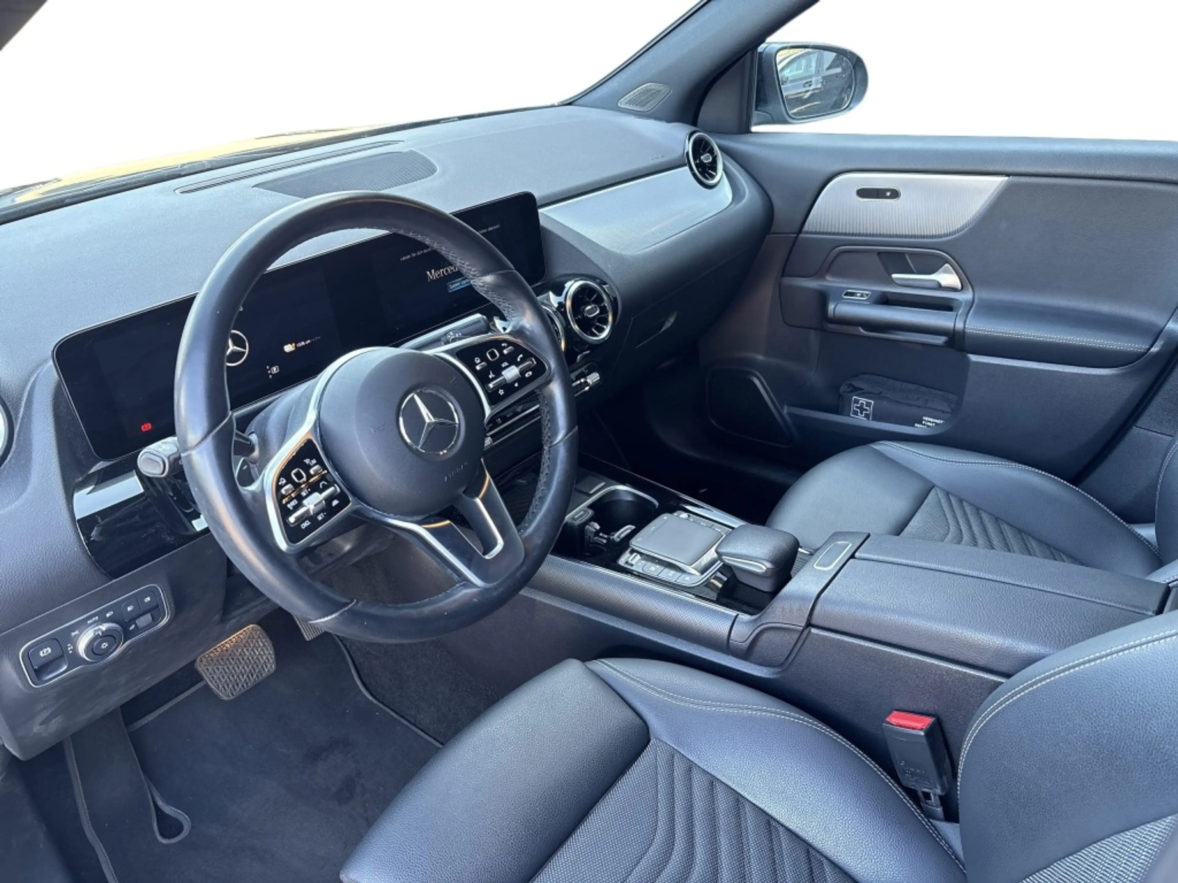 Mercedes-Benz GLA 250 e STYLE BEAM DISTRONIC PANO — photo 9
