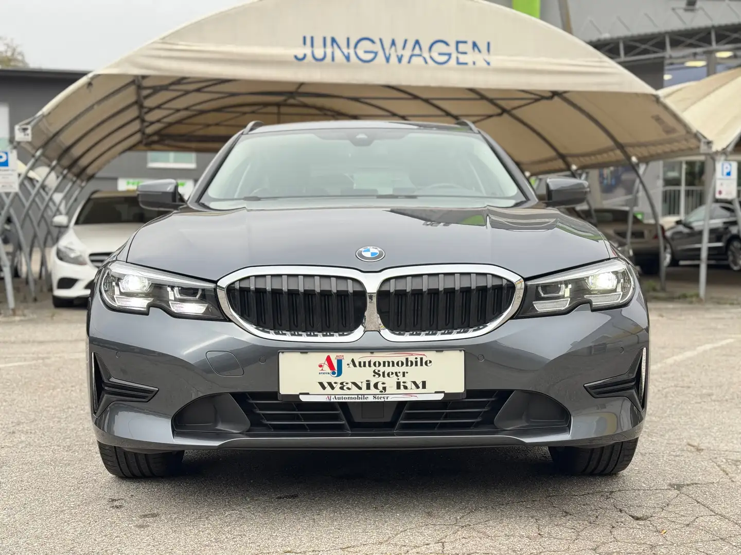 BMW 320 d Touring  Advantage Aut.+Navi+Apple CarPlay+LED Grijs - 2