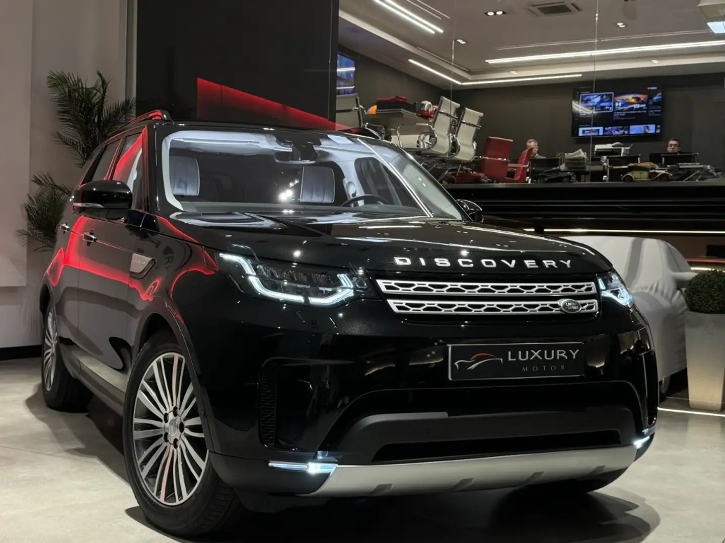 Land Rover Discovery 3.0TD6 HSE Luxury Aut. Schwarz - 1