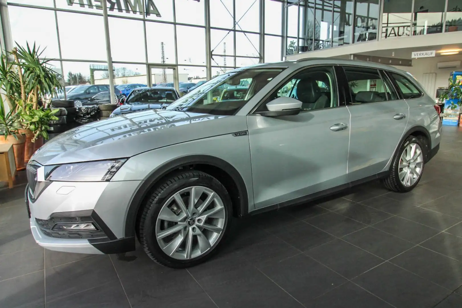 Skoda Octavia Combi Scout 4x4/Matrix/ACC/Massage/AHK/ Zilver - 1