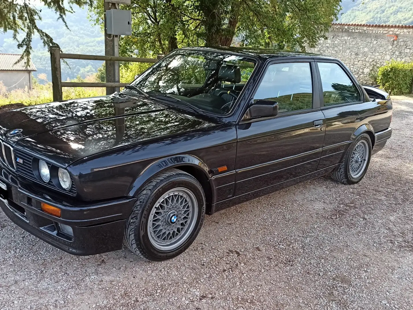 BMW 320 320is e30 crna - 1