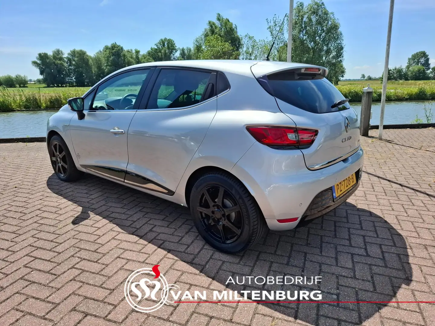 Renault Clio 0.9 TCe Limited Airco Navi Cruise PDC Bluetooth Grijs - 2
