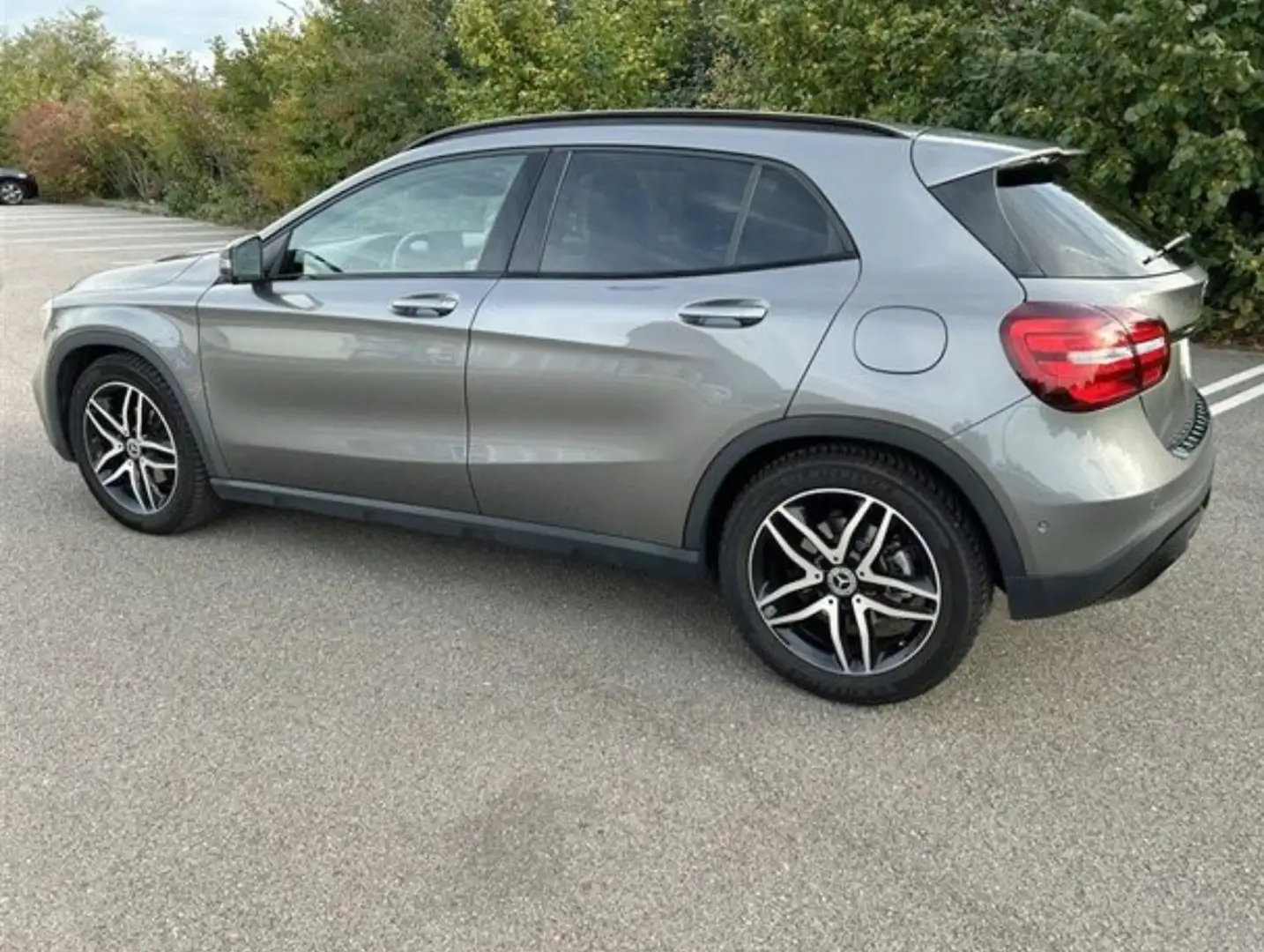 Mercedes-Benz GLA 180 GLA 180 d 7-G DCT Intuition Gris - 1