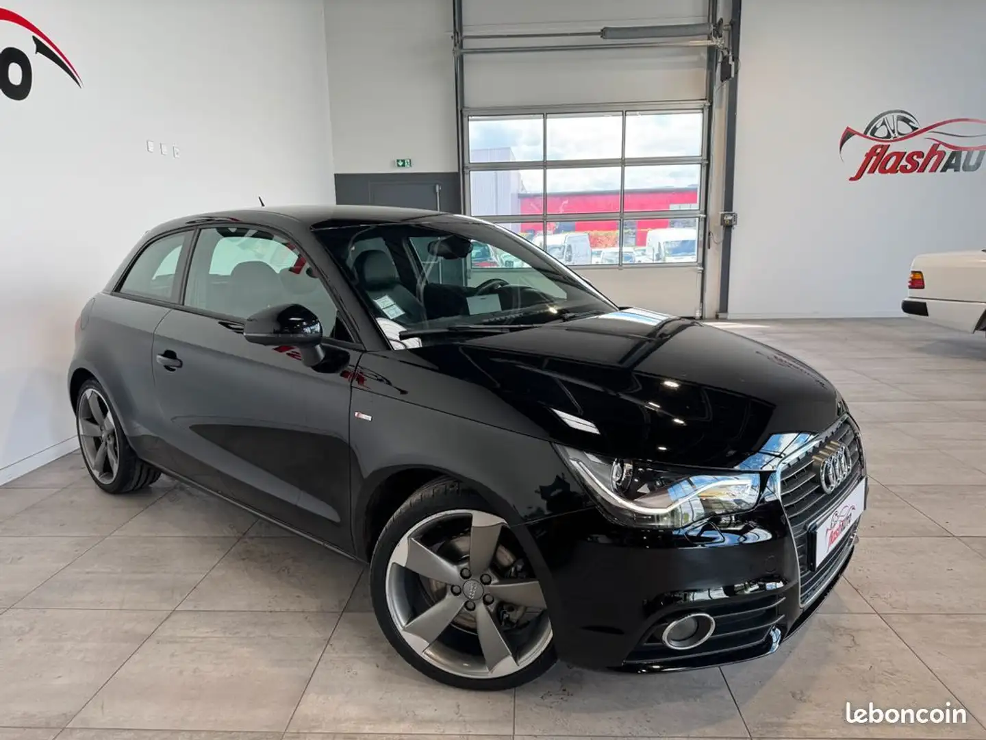 Audi A1 1.6 TDi 105cv S-LINE-2012 Noir - 2