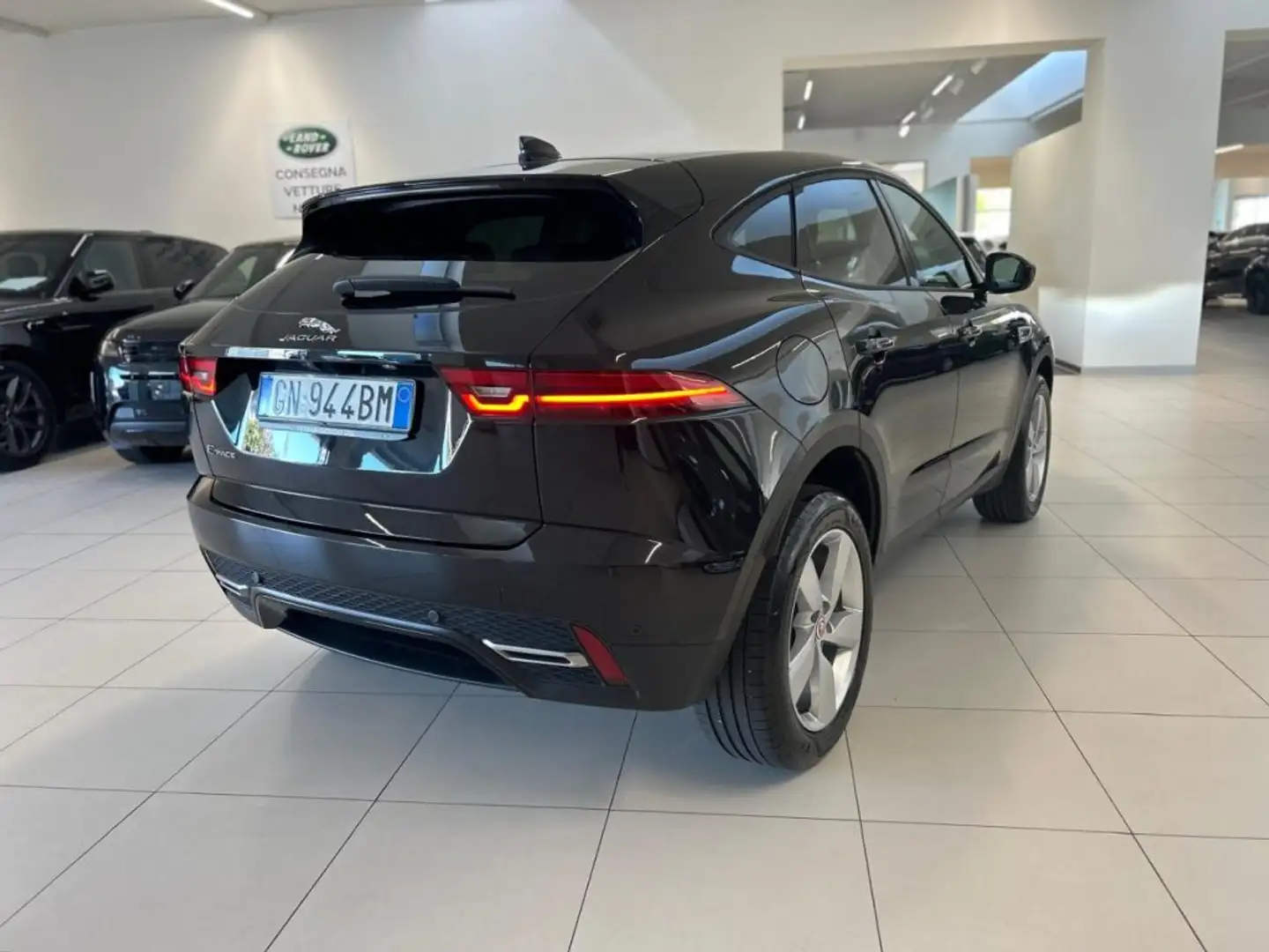 Jaguar E-Pace 2.0D I4 163 CV AWD Auto R-Dynamic SE Fekete - 2
