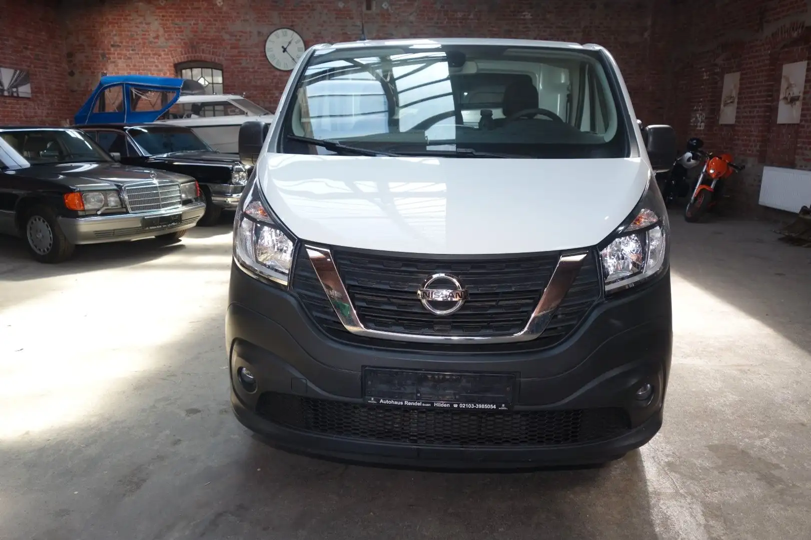 Renault Trafic NV300 L1H1 TüvNeu 1.Hand 170Ps AHK Klima Kamera Weiß - 2