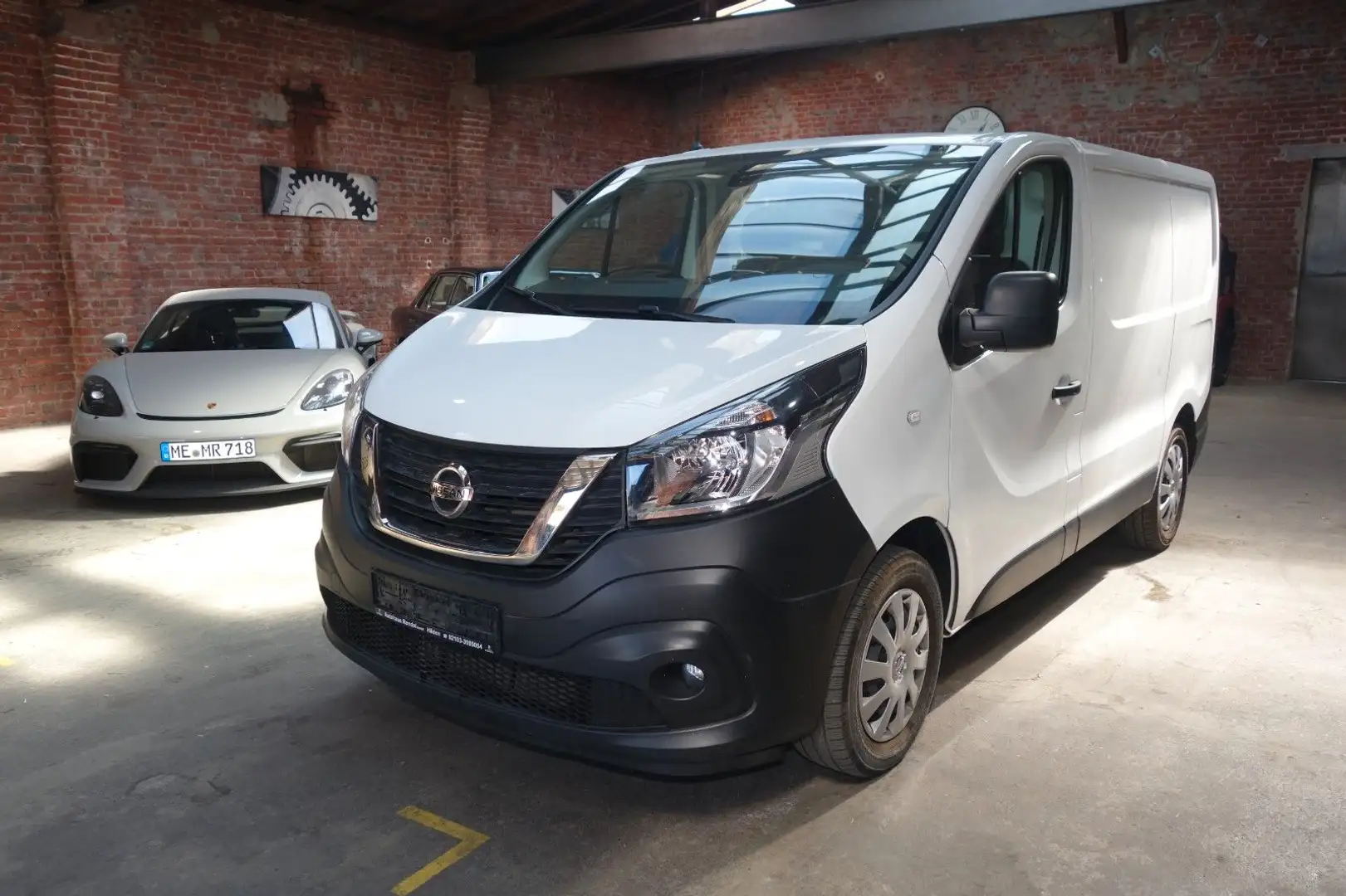 Renault Trafic NV300 L1H1 TüvNeu 1.Hand 170Ps AHK Klima Kamera Weiß - 1