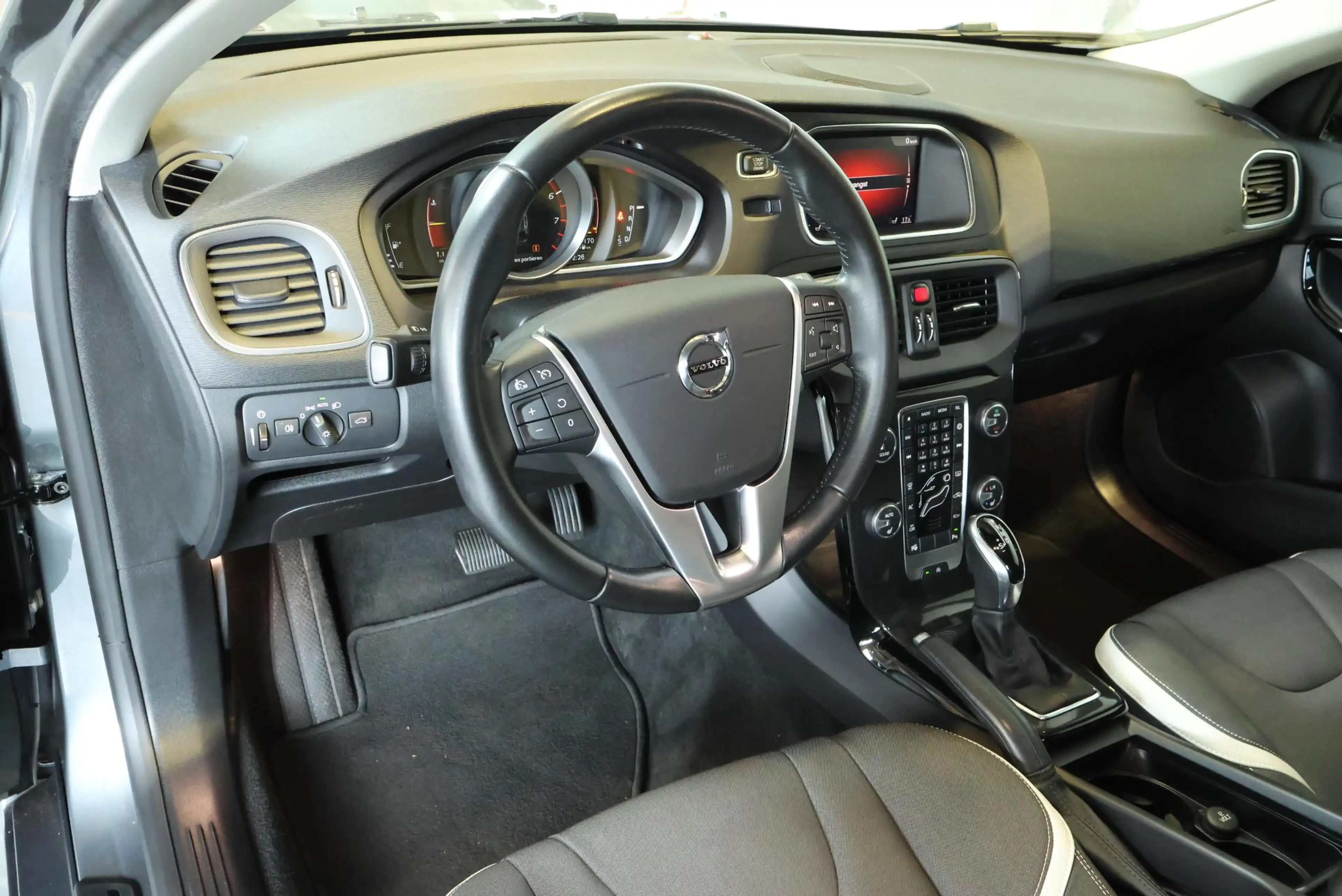 Volvo V40 T3 Automaat Dynamic Edition | Panoramadak | Climat — photo 2