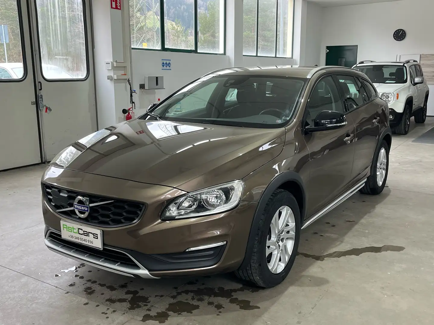Volvo V60 Cross Country D4 AWD Geartronic Gancio Brown - 1