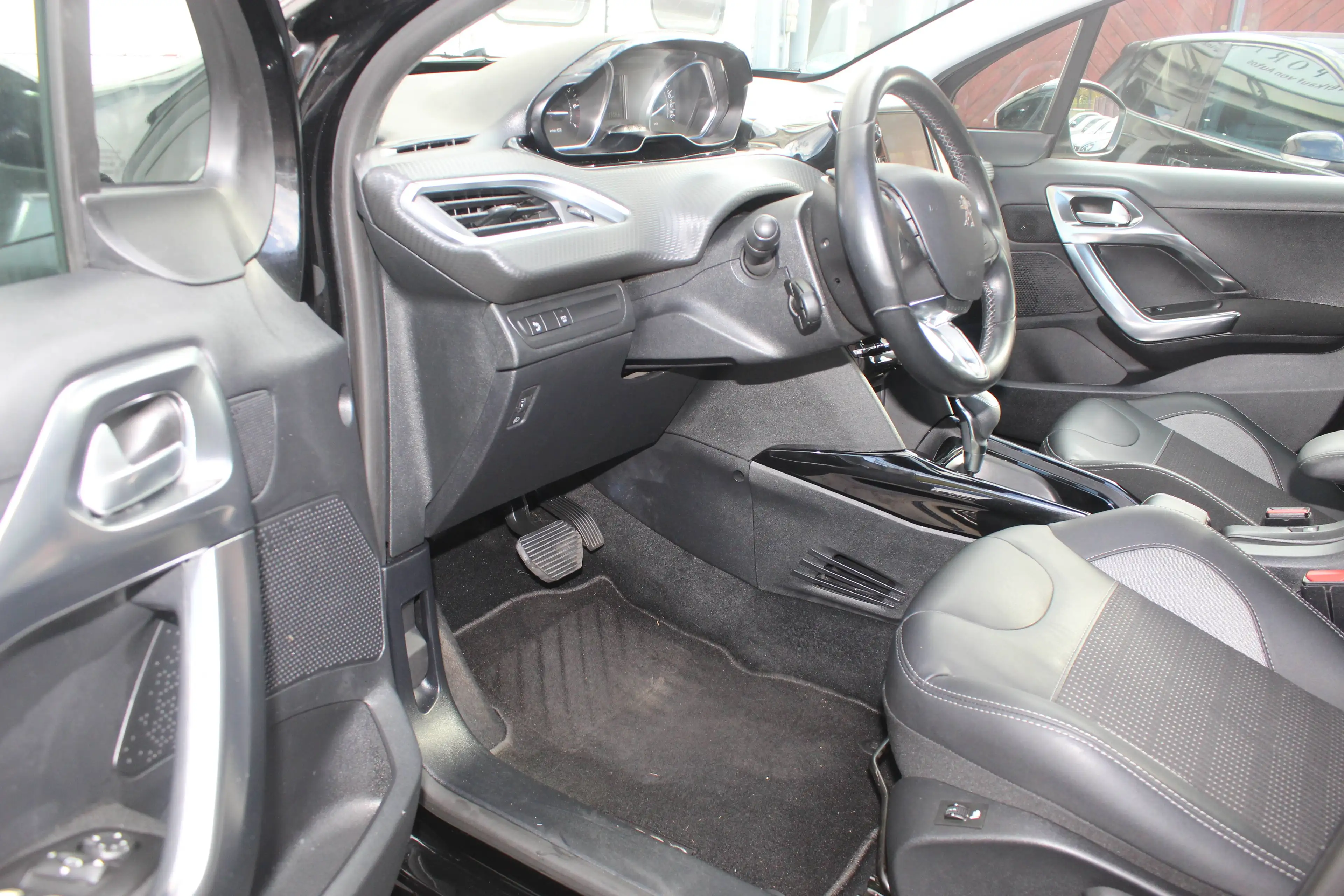 Peugeot 2008 Access — photo 10