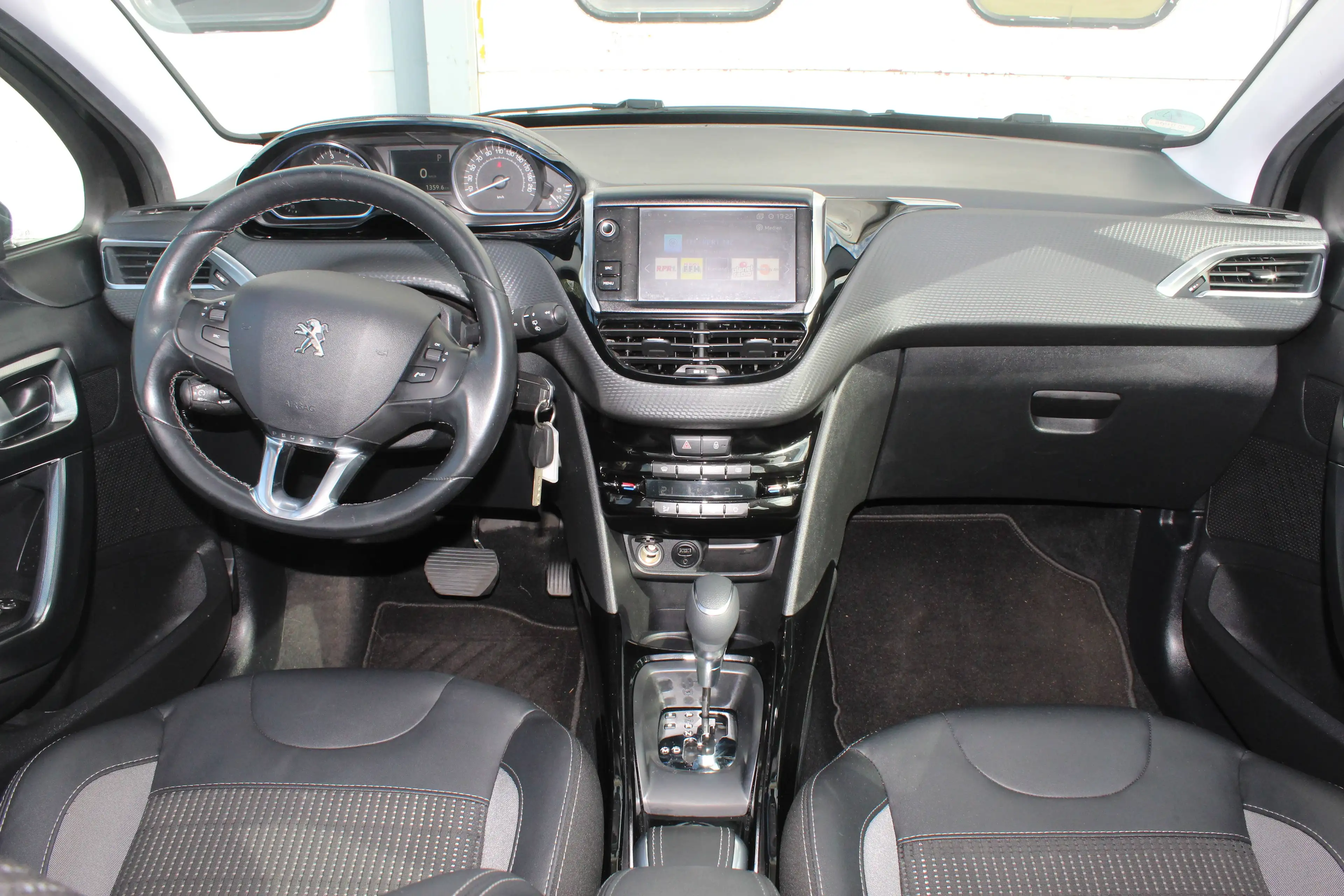 Peugeot 2008 Access — photo 13