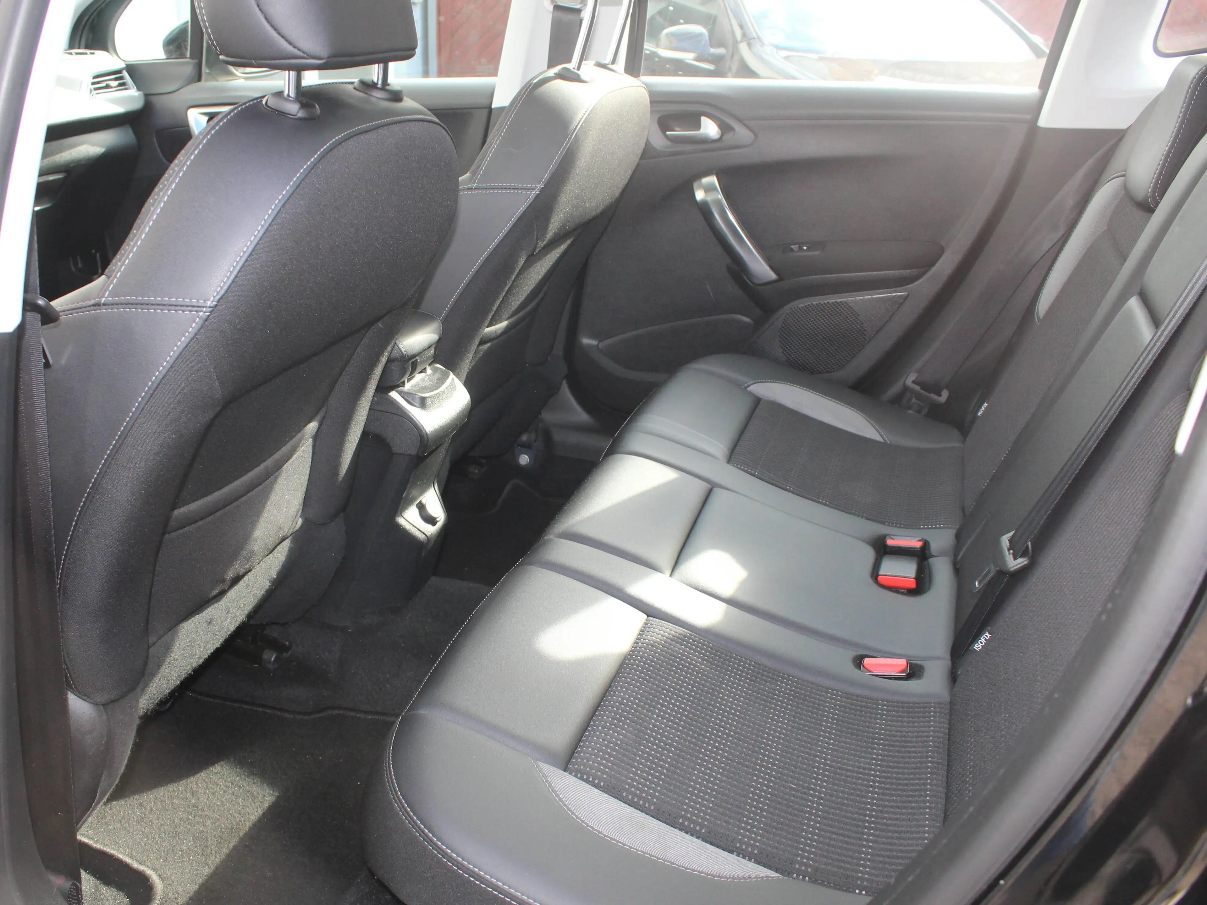 Peugeot 2008 Access — photo 12