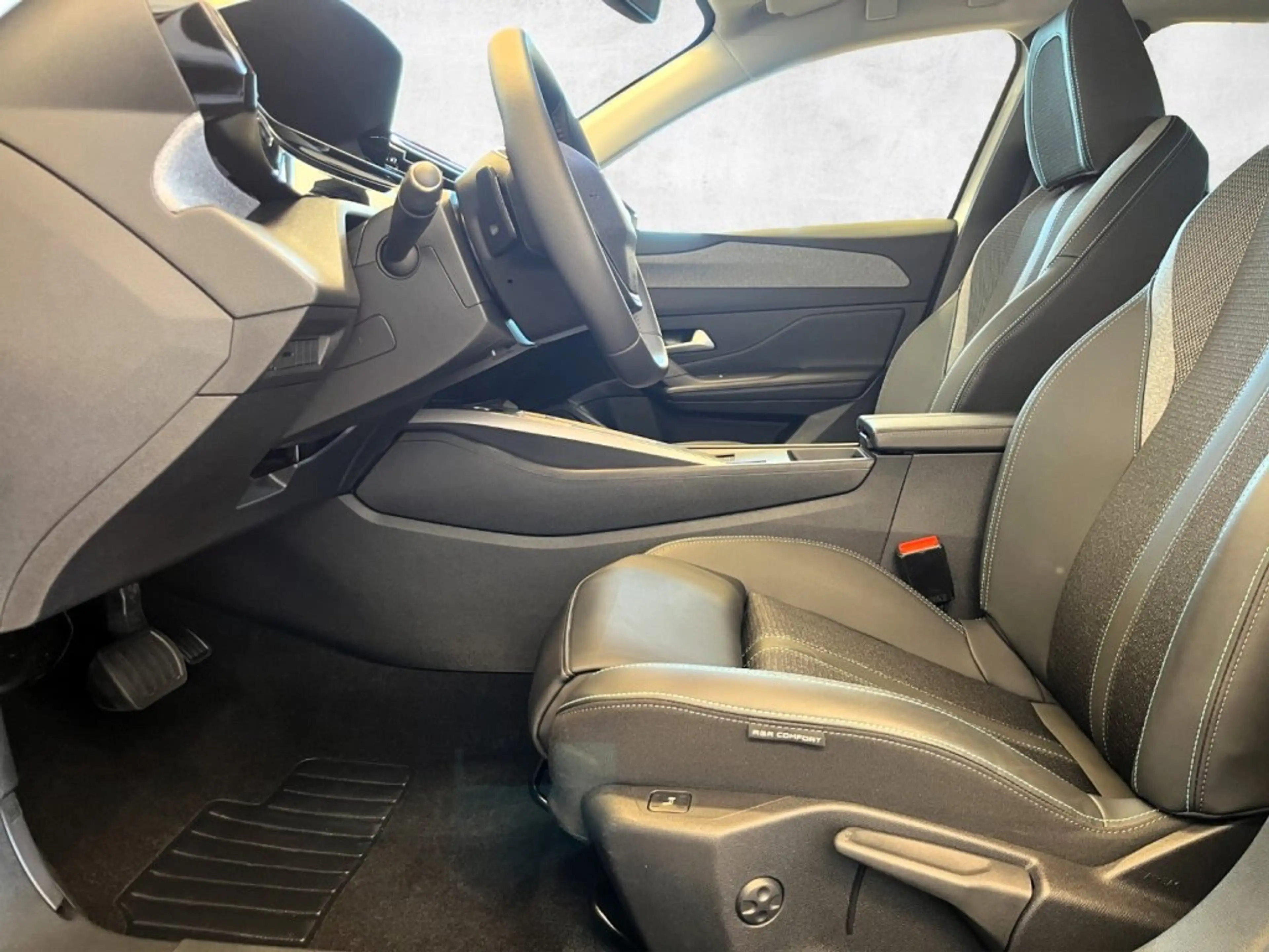 Peugeot 308 Allure MHEV 145 e-DCS6 — photo 9