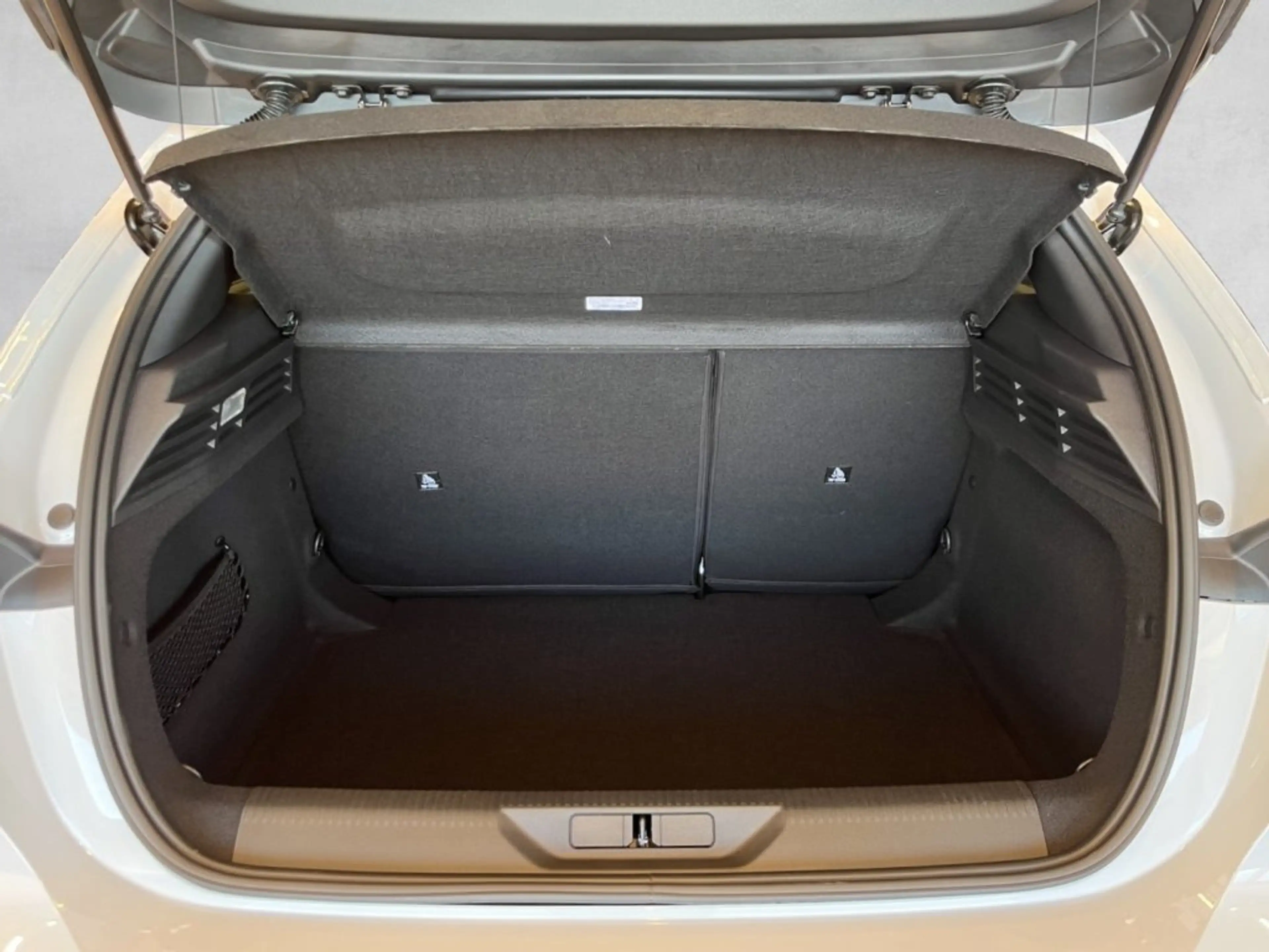 Peugeot 308 Allure MHEV 145 e-DCS6 — photo 18
