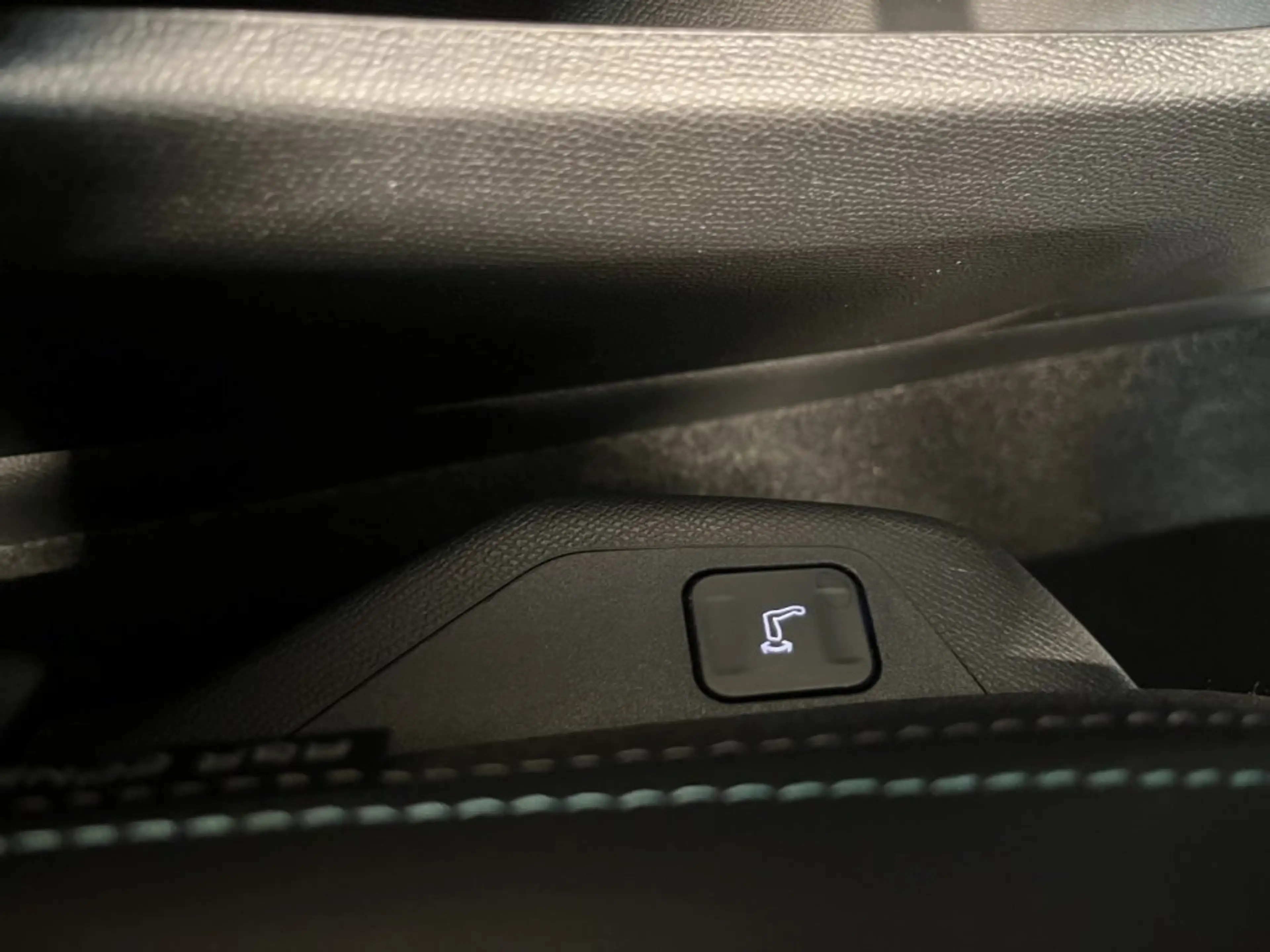 Peugeot 308 Allure MHEV 145 e-DCS6 — photo 24