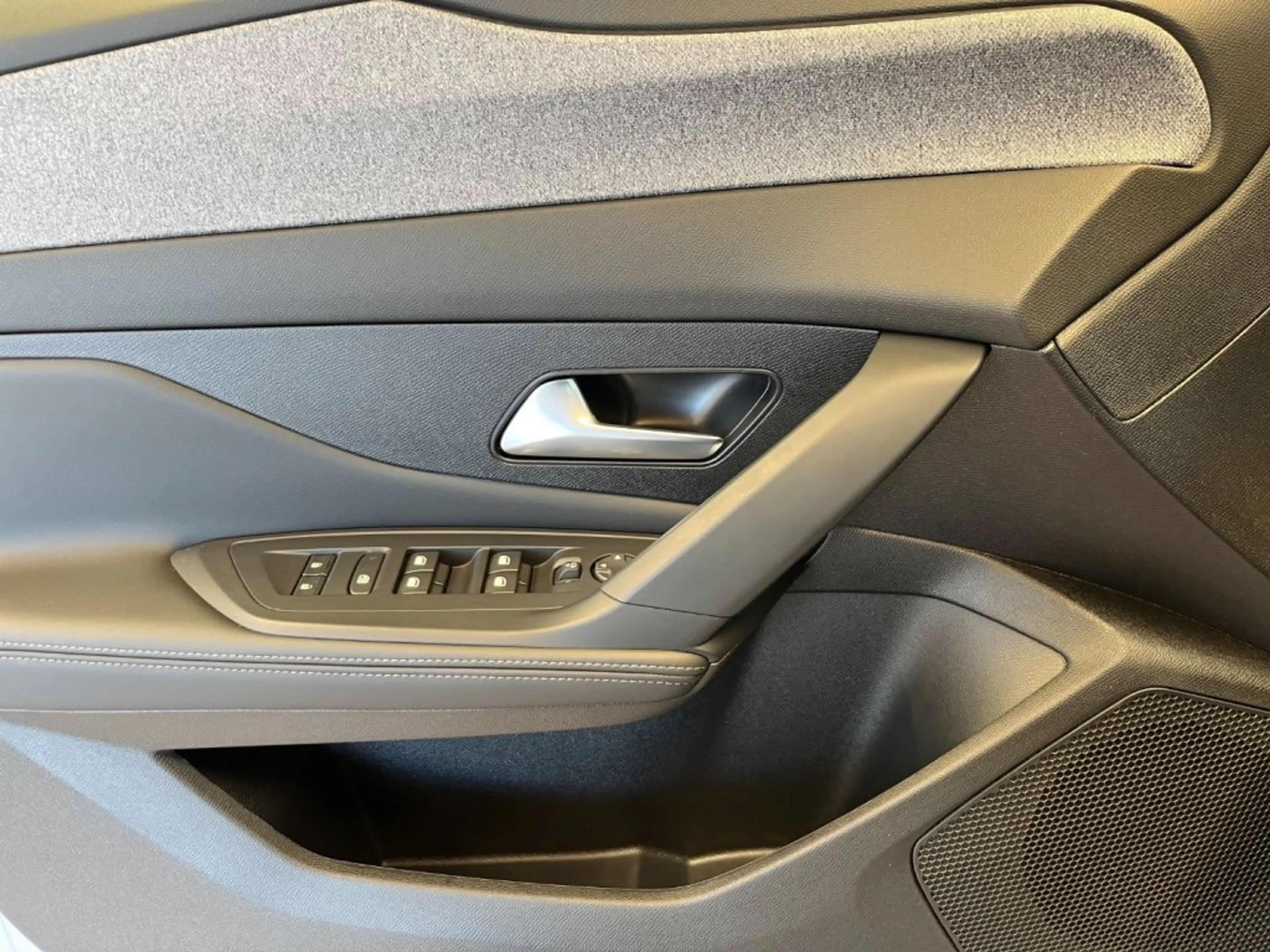 Peugeot 308 Allure MHEV 145 e-DCS6 — photo 12
