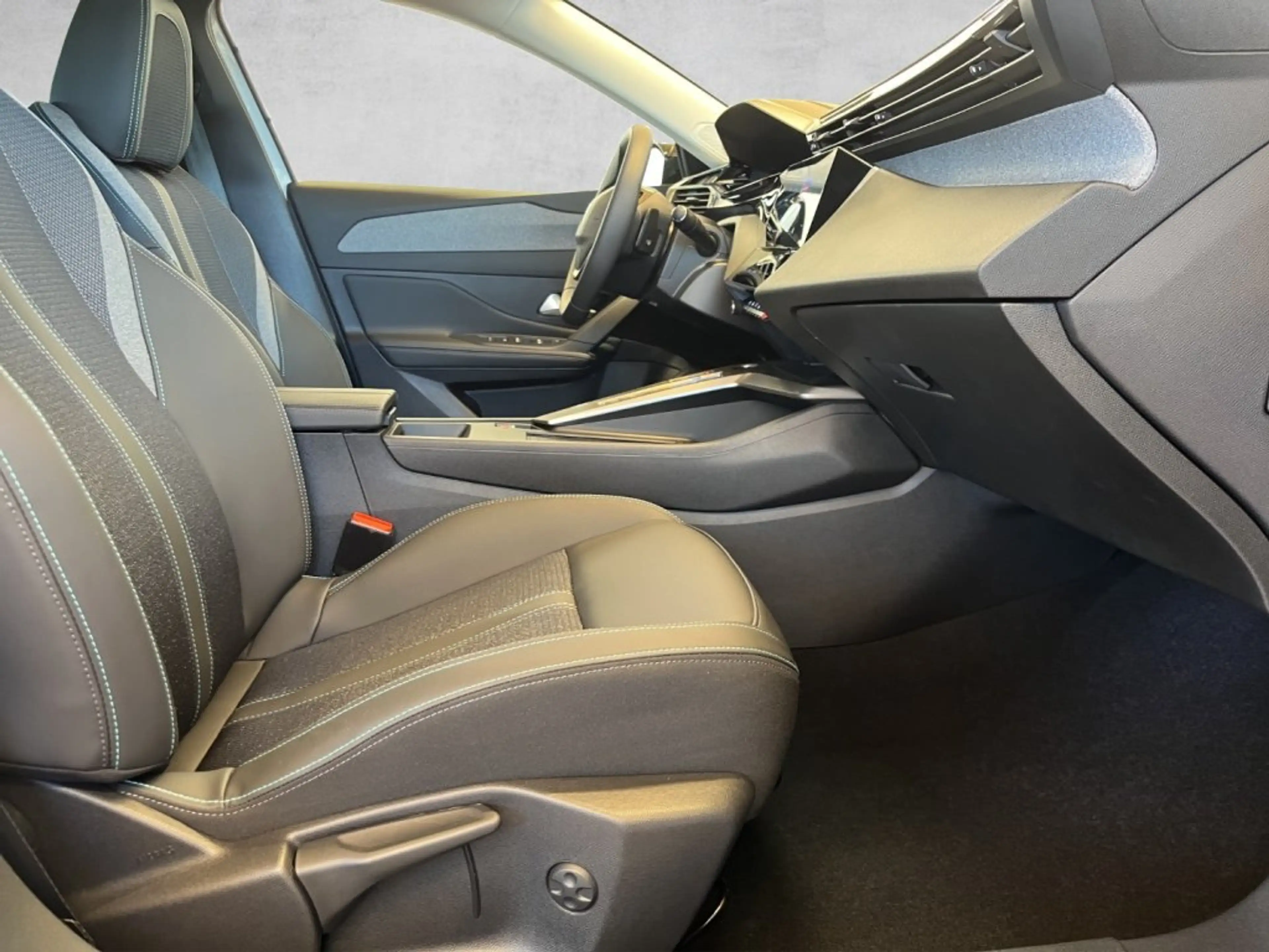 Peugeot 308 Allure MHEV 145 e-DCS6 — photo 17