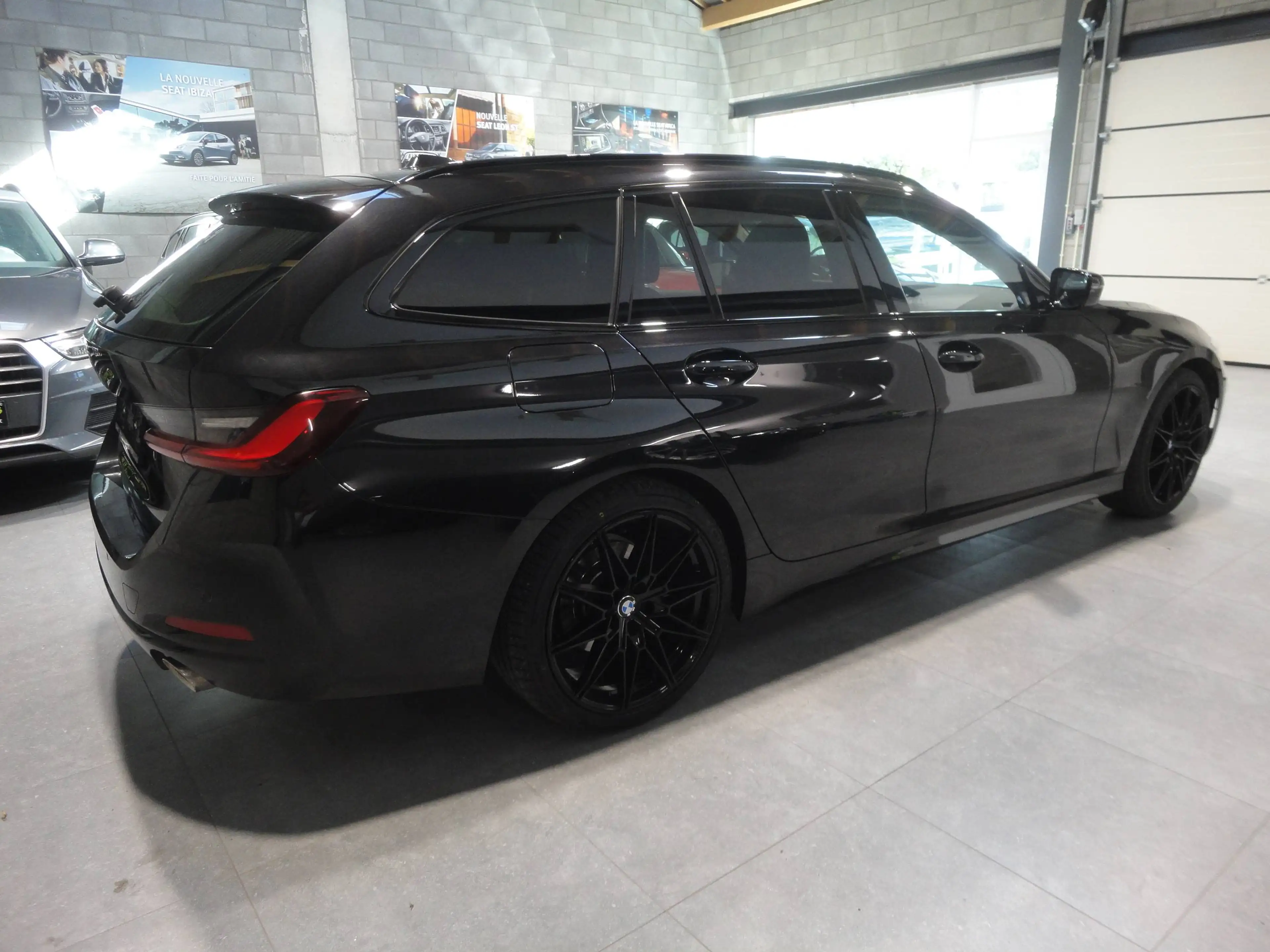 BMW 318 Touring 318iA — photo 7