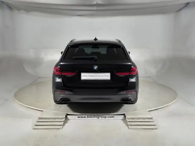 BMW 5 Series view 4