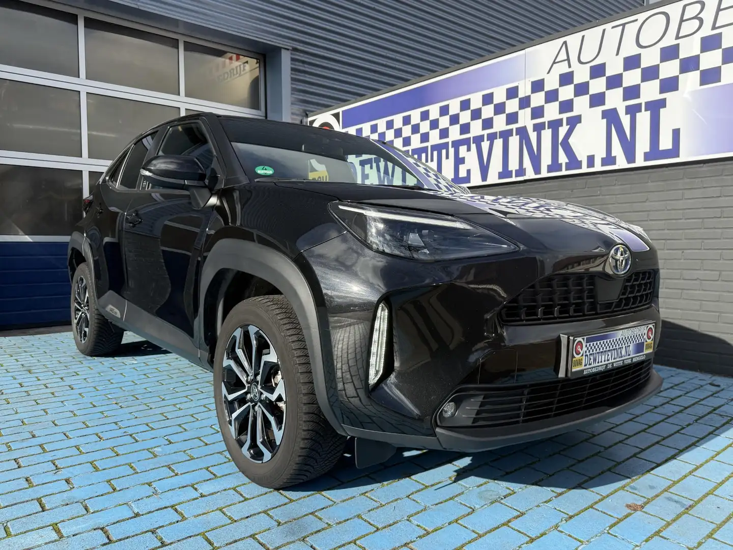 Toyota Yaris Cross 1.5 VVT-I ADAP CRUISE STOEL+STUUR VERW. APPLE Zwart - 1